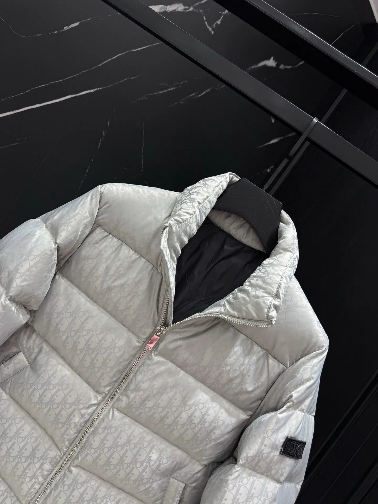 🅿️760 ⬆️Dior 23FW oblique dark pattern presbyopic stand collar down jacket, same style at the counter, popular all the way 🔥presbyopic down jacket is here🤩~ This is a down jacket with ultra-complex craftsmanship, the custom fabric cycle is as long as 50 days, based on the original fabric, laser jacquard makes the whole garment uneven, with a stronger three-dimensional effect, and the 3D effect is more obvious ✨This fabric has a good hand feel, and the dark pattern on the jacket is very low-key. The fabric shows a dark grain luster, and it has extremely high waterproof properties! The real texture is more perfect, custom-woven high-density satin nylon material and dark jacquard weave, simple and refreshing, thick and fluffy, super three-proof fabric, waterproof, stain-proof and dust-proof! ✨ Full-width jacquard LOGO, ultra-high-end luxury and style. The handsomeness and eye-catching index of the upper body are absolutely NO. 1. Fully custom-woven jacquard LOGO technology fabric, high-density polyester fiber. It is a new type of heat-insulating and light-weight fabric. It has a light texture, delicate and soft warmth and breathability. Especially the LOGO jacquard produces different light and dark interweaving under different lights! Full of hidden flower logos, low-key with a touch of expensiveness, the overall shape is not too bloated, windproof and waterproof, it can be called a haven in winter 😍 Simple but not simple, wear it with a wrap in autumn and winter. ✨The interior is filled with 90-fill white goose down, (90% white goose down ➕10% white goose feather) This type of down is full of fluffiness, better thermal insulation, and has no down stalks! Hooded and windproof design, comfortable and warm! The white goose down filled inside is a strong guarantee of warmth and cold resistance. As for the so-called odor gas of down, it is completely worry-free. The upper body is light and full. The down filling is sufficiently balanced to obtain uniform warmth! The upper body is eye-catching. ✨The hardware of the whole garment is made of original 1V1 customized tungsten material. Leather label design, hot melt technology, one-time molding