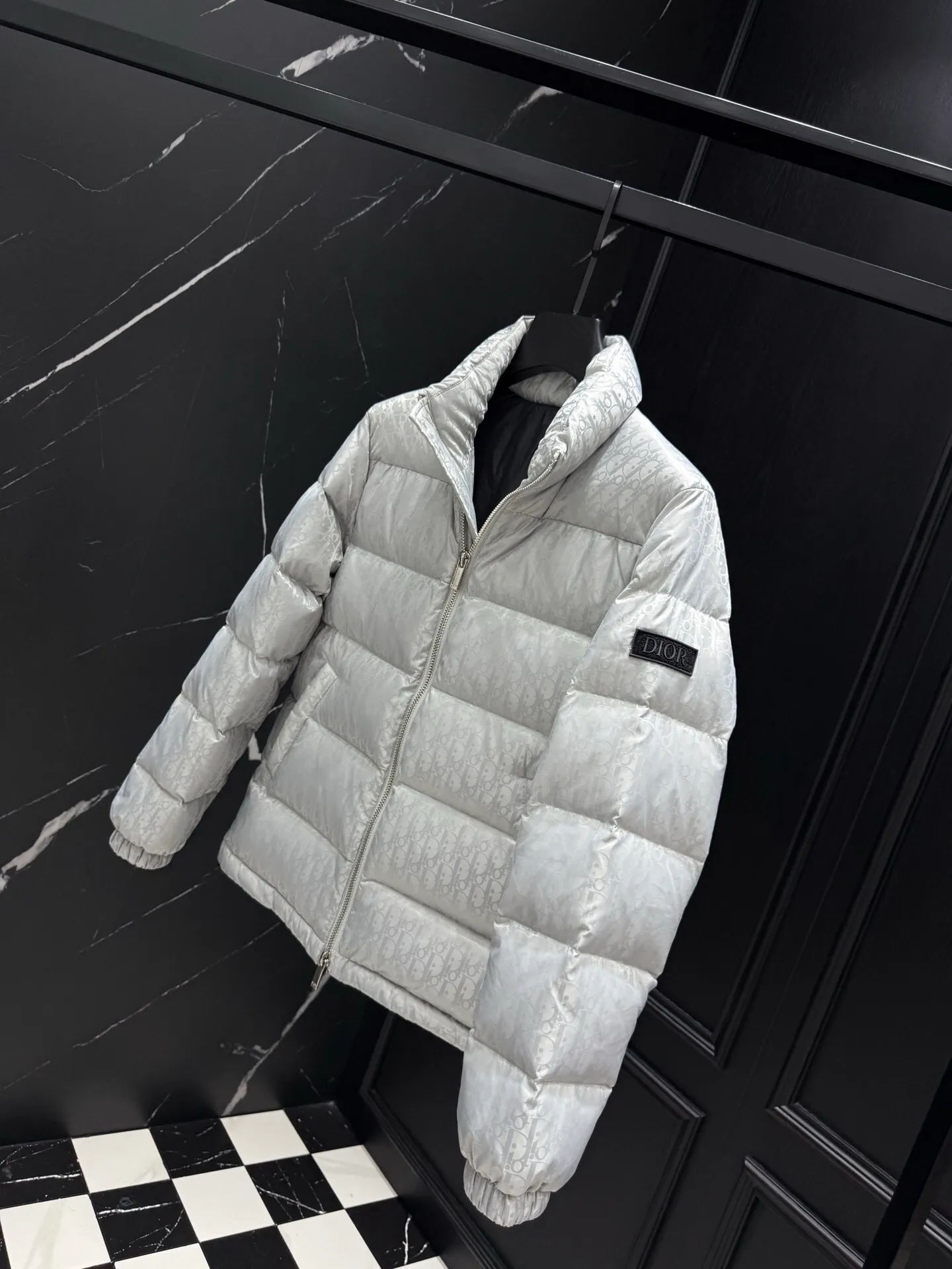 🅿️760 ⬆️Dior 23FW oblique dark pattern presbyopic stand collar down jacket, same style at the counter, popular all the way 🔥presbyopic down jacket is here🤩~ This is a down jacket with ultra-complex craftsmanship, the custom fabric cycle is as long as 50 days, based on the original fabric, laser jacquard makes the whole garment uneven, with a stronger three-dimensional effect, and the 3D effect is more obvious ✨This fabric has a good hand feel, and the dark pattern on the jacket is very low-key. The fabric shows a dark grain luster, and it has extremely high waterproof properties! The real texture is more perfect, custom-woven high-density satin nylon material and dark jacquard weave, simple and refreshing, thick and fluffy, super three-proof fabric, waterproof, stain-proof and dust-proof! ✨ Full-width jacquard LOGO, ultra-high-end luxury and style. The handsomeness and eye-catching index of the upper body are absolutely NO. 1. Fully custom-woven jacquard LOGO technology fabric, high-density polyester fiber. It is a new type of heat-insulating and light-weight fabric. It has a light texture, delicate and soft warmth and breathability. Especially the LOGO jacquard produces different light and dark interweaving under different lights! Full of hidden flower logos, low-key with a touch of expensiveness, the overall shape is not too bloated, windproof and waterproof, it can be called a haven in winter 😍 Simple but not simple, wear it with a wrap in autumn and winter. ✨The interior is filled with 90-fill white goose down, (90% white goose down ➕10% white goose feather) This type of down is full of fluffiness, better thermal insulation, and has no down stalks! Hooded and windproof design, comfortable and warm! The white goose down filled inside is a strong guarantee of warmth and cold resistance. As for the so-called odor gas of down, it is completely worry-free. The upper body is light and full. The down filling is sufficiently balanced to obtain uniform warmth! The upper body is eye-catching. ✨The hardware of the whole garment is made of original 1V1 customized tungsten material. Leather label design, hot melt technology, one-time molding