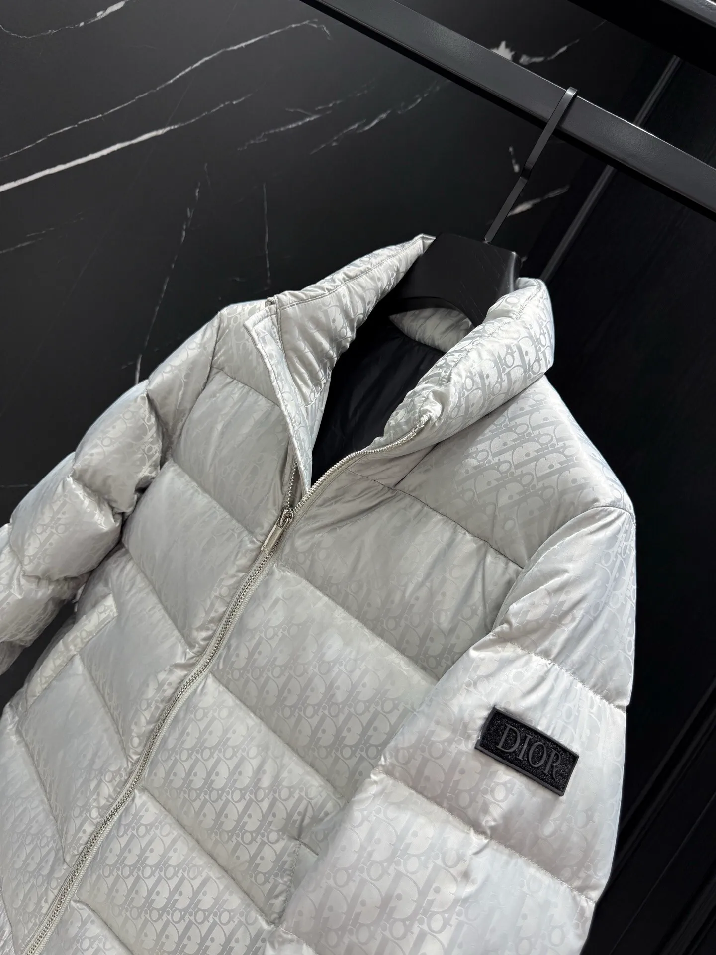 🅿️760 ⬆️Dior 23FW oblique dark pattern presbyopic stand collar down jacket, same style at the counter, popular all the way 🔥presbyopic down jacket is here🤩~ This is a down jacket with ultra-complex craftsmanship, the custom fabric cycle is as long as 50 days, based on the original fabric, laser jacquard makes the whole garment uneven, with a stronger three-dimensional effect, and the 3D effect is more obvious ✨This fabric has a good hand feel, and the dark pattern on the jacket is very low-key. The fabric shows a dark grain luster, and it has extremely high waterproof properties! The real texture is more perfect, custom-woven high-density satin nylon material and dark jacquard weave, simple and refreshing, thick and fluffy, super three-proof fabric, waterproof, stain-proof and dust-proof! ✨ Full-width jacquard LOGO, ultra-high-end luxury and style. The handsomeness and eye-catching index of the upper body are absolutely NO. 1. Fully custom-woven jacquard LOGO technology fabric, high-density polyester fiber. It is a new type of heat-insulating and light-weight fabric. It has a light texture, delicate and soft warmth and breathability. Especially the LOGO jacquard produces different light and dark interweaving under different lights! Full of hidden flower logos, low-key with a touch of expensiveness, the overall shape is not too bloated, windproof and waterproof, it can be called a haven in winter 😍 Simple but not simple, wear it with a wrap in autumn and winter. ✨The interior is filled with 90-fill white goose down, (90% white goose down ➕10% white goose feather) This type of down is full of fluffiness, better thermal insulation, and has no down stalks! Hooded and windproof design, comfortable and warm! The white goose down filled inside is a strong guarantee of warmth and cold resistance. As for the so-called odor gas of down, it is completely worry-free. The upper body is light and full. The down filling is sufficiently balanced to obtain uniform warmth! The upper body is eye-catching. ✨The hardware of the whole garment is made of original 1V1 customized tungsten material. Leather label design, hot melt technology, one-time molding