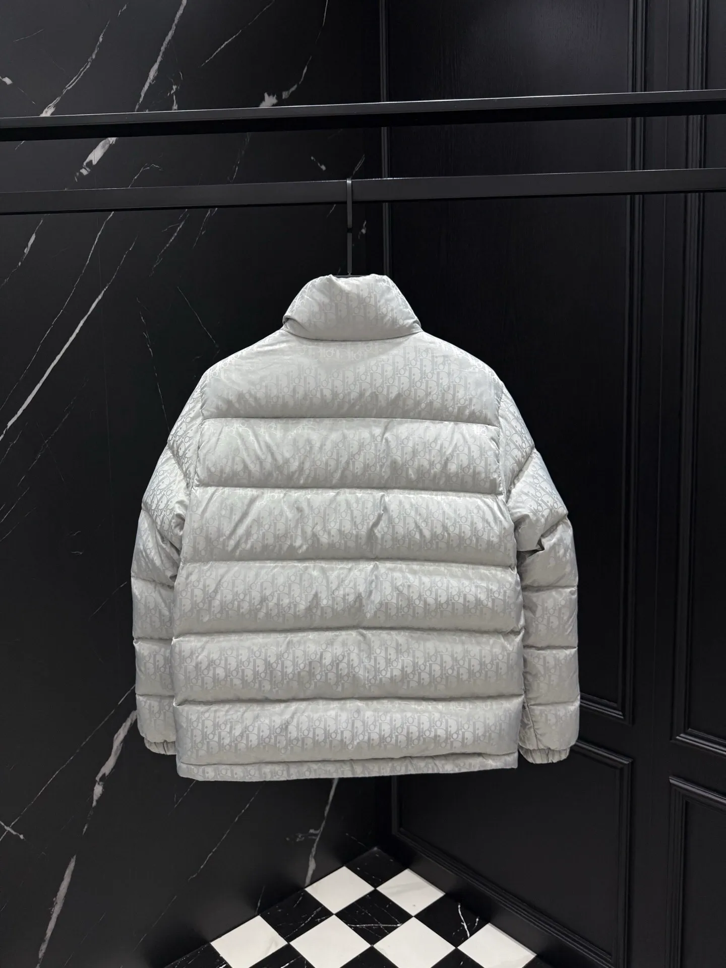 🅿️760 ⬆️Dior 23FW oblique dark pattern presbyopic stand collar down jacket, same style at the counter, popular all the way 🔥presbyopic down jacket is here🤩~ This is a down jacket with ultra-complex craftsmanship, the custom fabric cycle is as long as 50 days, based on the original fabric, laser jacquard makes the whole garment uneven, with a stronger three-dimensional effect, and the 3D effect is more obvious ✨This fabric has a good hand feel, and the dark pattern on the jacket is very low-key. The fabric shows a dark grain luster, and it has extremely high waterproof properties! The real texture is more perfect, custom-woven high-density satin nylon material and dark jacquard weave, simple and refreshing, thick and fluffy, super three-proof fabric, waterproof, stain-proof and dust-proof! ✨ Full-width jacquard LOGO, ultra-high-end luxury and style. The handsomeness and eye-catching index of the upper body are absolutely NO. 1. Fully custom-woven jacquard LOGO technology fabric, high-density polyester fiber. It is a new type of heat-insulating and light-weight fabric. It has a light texture, delicate and soft warmth and breathability. Especially the LOGO jacquard produces different light and dark interweaving under different lights! Full of hidden flower logos, low-key with a touch of expensiveness, the overall shape is not too bloated, windproof and waterproof, it can be called a haven in winter 😍 Simple but not simple, wear it with a wrap in autumn and winter. ✨The interior is filled with 90-fill white goose down, (90% white goose down ➕10% white goose feather) This type of down is full of fluffiness, better thermal insulation, and has no down stalks! Hooded and windproof design, comfortable and warm! The white goose down filled inside is a strong guarantee of warmth and cold resistance. As for the so-called odor gas of down, it is completely worry-free. The upper body is light and full. The down filling is sufficiently balanced to obtain uniform warmth! The upper body is eye-catching. ✨The hardware of the whole garment is made of original 1V1 customized tungsten material. Leather label design, hot melt technology, one-time molding