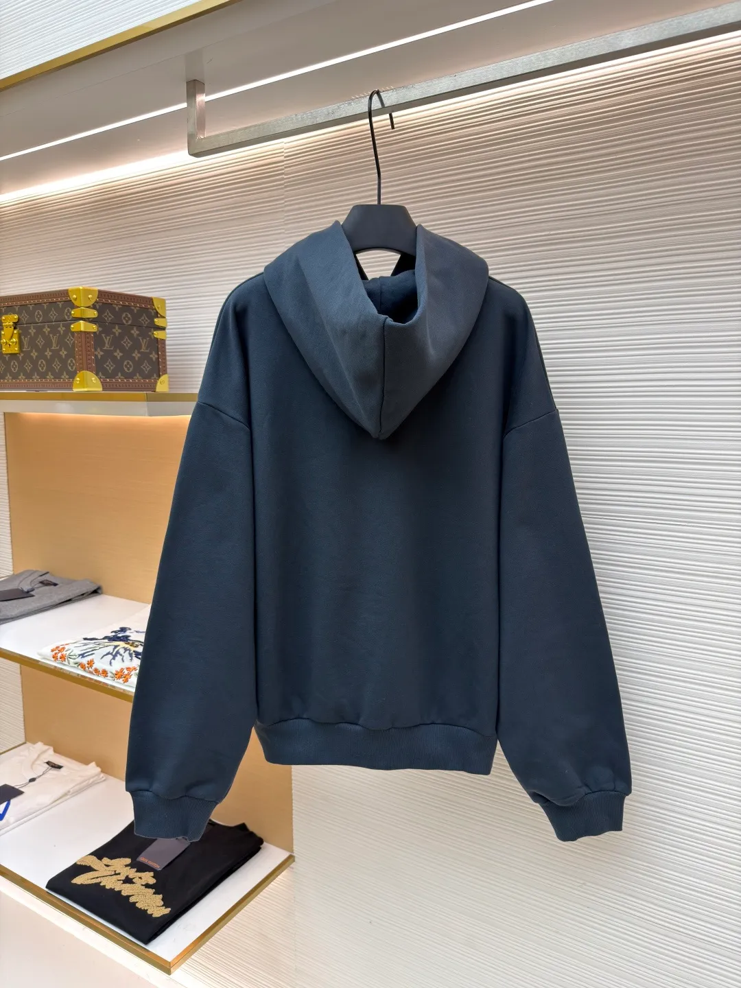 Dior's iconic embroidered long-sleeved hooded sweatshirt ●Original version: Purchased and developed by 7233 ●Item number: 1681281-A65 ●Material: combed cotton fabric ●Technology: embroidery production ●Color: navy ●Version: fitted version ●Weight: about 720 grams ●Size: S-M-L-XL ●Description: This hooded sweatshirt displays the Dior For My Real Friends logo from the DIOR AND HYLTON NEL joint series. Crafted from navy cotton fleece, it features contrasting embroidery on the front and a practical kangaroo pocket. Cut for a relaxed fit with a ribbed hem and cuffs, it pairs well with a variety of casual outfits. DIOR AND HYLTON NEL collaboration Doir For My Real Friends logo embroidered, hood, front kangaroo pocket, ribbed hem and cuffs. The overall wiring is straight and delicate, the fabric is comfortable and soft, and the color is consistent without color difference. It can be matched with the same style to create a fashionable look and control various occasions. Customized accessories, complete with three standards, same style for men and women!