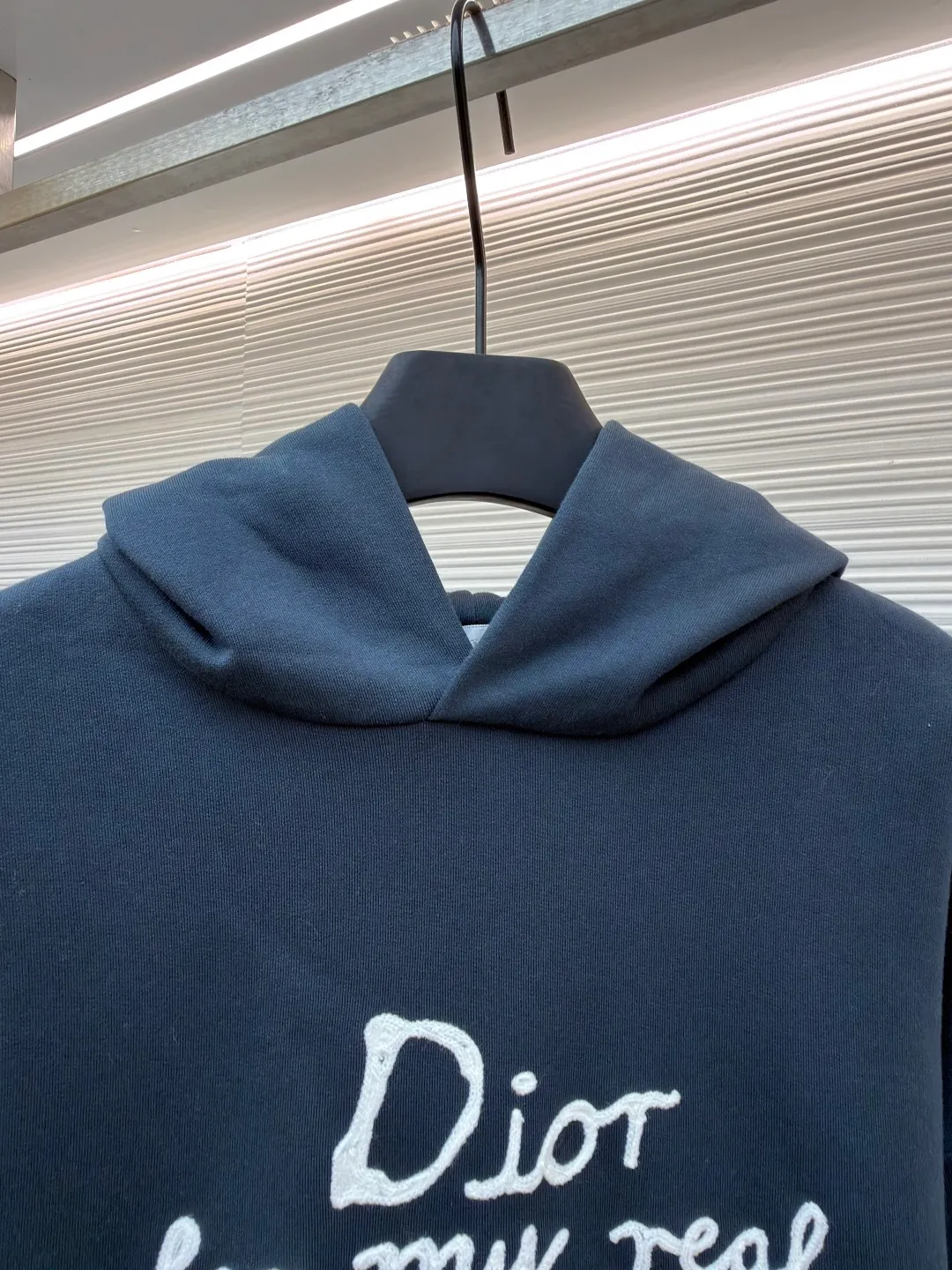 Dior's iconic embroidered long-sleeved hooded sweatshirt ●Original version: Purchased and developed by 7233 ●Item number: 1681281-A65 ●Material: combed cotton fabric ●Technology: embroidery production ●Color: navy ●Version: fitted version ●Weight: about 720 grams ●Size: S-M-L-XL ●Description: This hooded sweatshirt displays the Dior For My Real Friends logo from the DIOR AND HYLTON NEL joint series. Crafted from navy cotton fleece, it features contrasting embroidery on the front and a practical kangaroo pocket. Cut for a relaxed fit with a ribbed hem and cuffs, it pairs well with a variety of casual outfits. DIOR AND HYLTON NEL collaboration Doir For My Real Friends logo embroidered, hood, front kangaroo pocket, ribbed hem and cuffs. The overall wiring is straight and delicate, the fabric is comfortable and soft, and the color is consistent without color difference. It can be matched with the same style to create a fashionable look and control various occasions. Customized accessories, complete with three standards, same style for men and women!