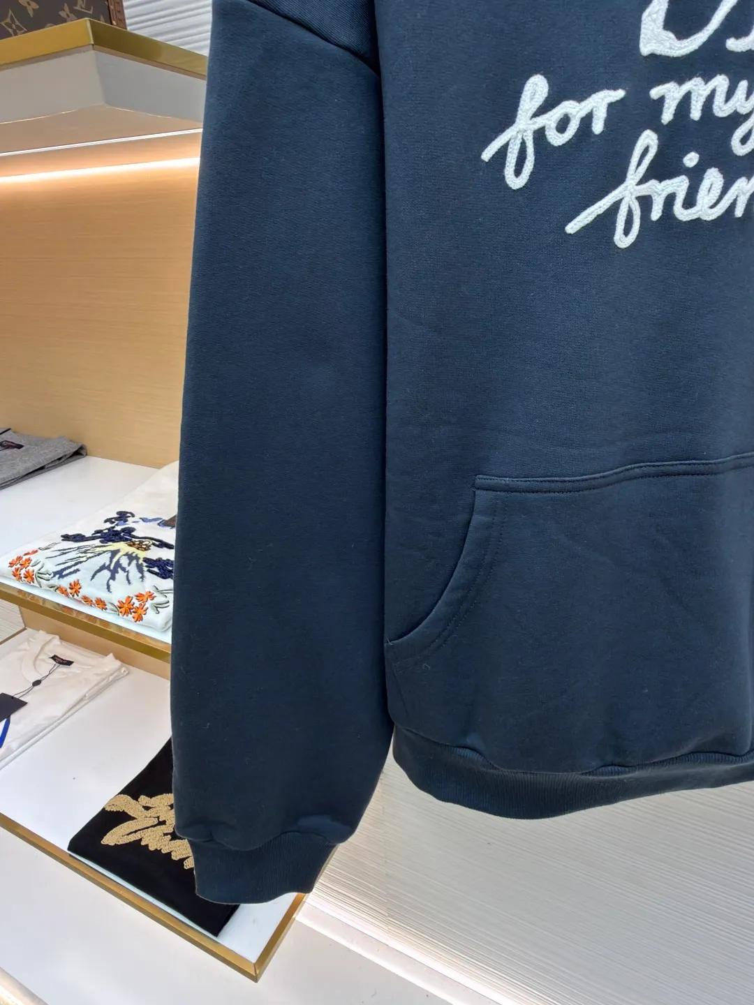 Dior's iconic embroidered long-sleeved hooded sweatshirt ●Original version: Purchased and developed by 7233 ●Item number: 1681281-A65 ●Material: combed cotton fabric ●Technology: embroidery production ●Color: navy ●Version: fitted version ●Weight: about 720 grams ●Size: S-M-L-XL ●Description: This hooded sweatshirt displays the Dior For My Real Friends logo from the DIOR AND HYLTON NEL joint series. Crafted from navy cotton fleece, it features contrasting embroidery on the front and a practical kangaroo pocket. Cut for a relaxed fit with a ribbed hem and cuffs, it pairs well with a variety of casual outfits. DIOR AND HYLTON NEL collaboration Doir For My Real Friends logo embroidered, hood, front kangaroo pocket, ribbed hem and cuffs. The overall wiring is straight and delicate, the fabric is comfortable and soft, and the color is consistent without color difference. It can be matched with the same style to create a fashionable look and control various occasions. Customized accessories, complete with three standards, same style for men and women!