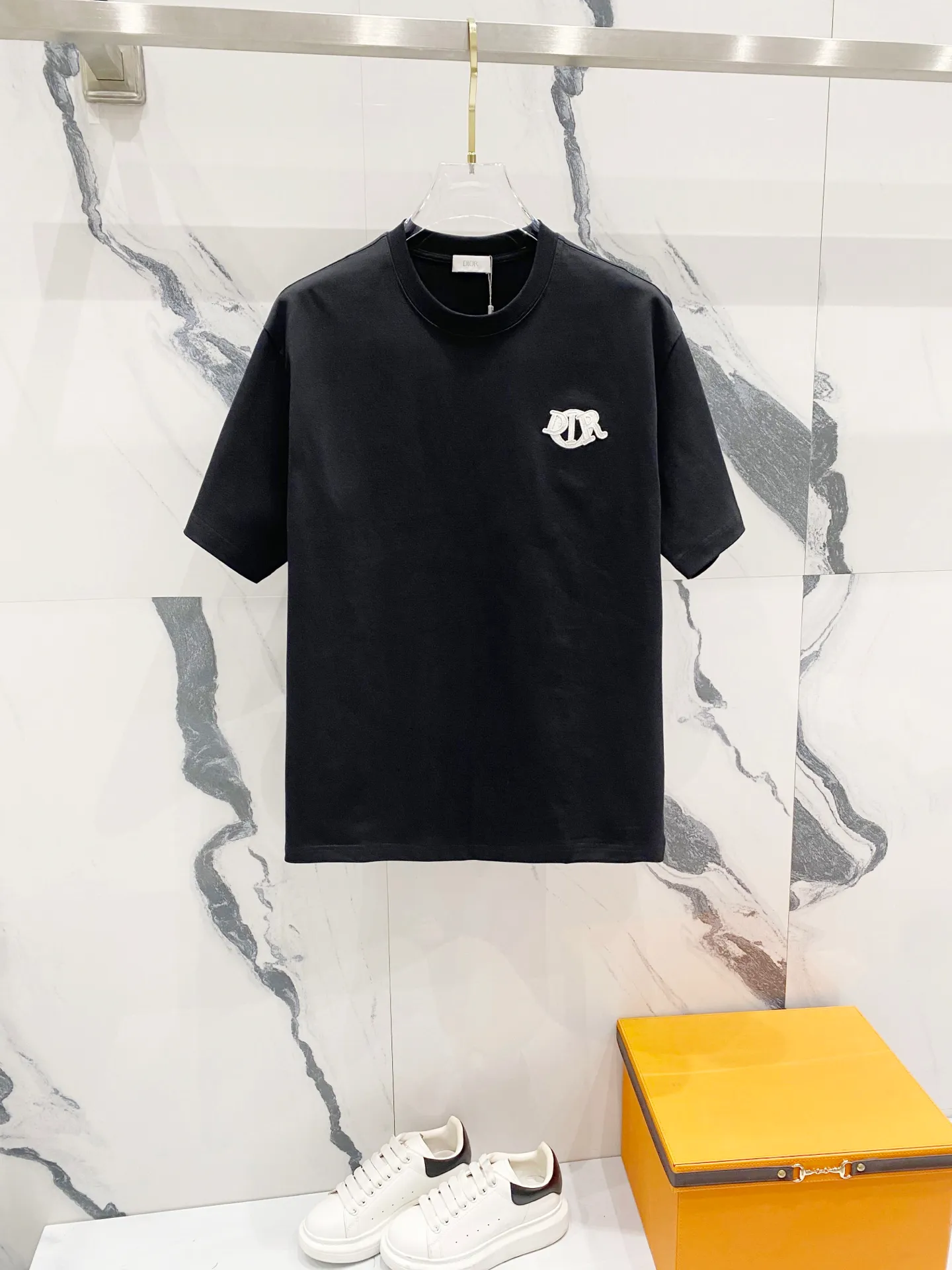 🅿️200 DIOR 320g round neck short-sleeved T-shirt, classic three-dimensional embossed logo brand letter embroidery🪡LOGO official synchronization 1:1 original mold opening, fashionable personality, versatile trend, pure original quality, original washed fabric, tag, collar label, washed wheat, complete three standards, color: black, white. Size: S-XL