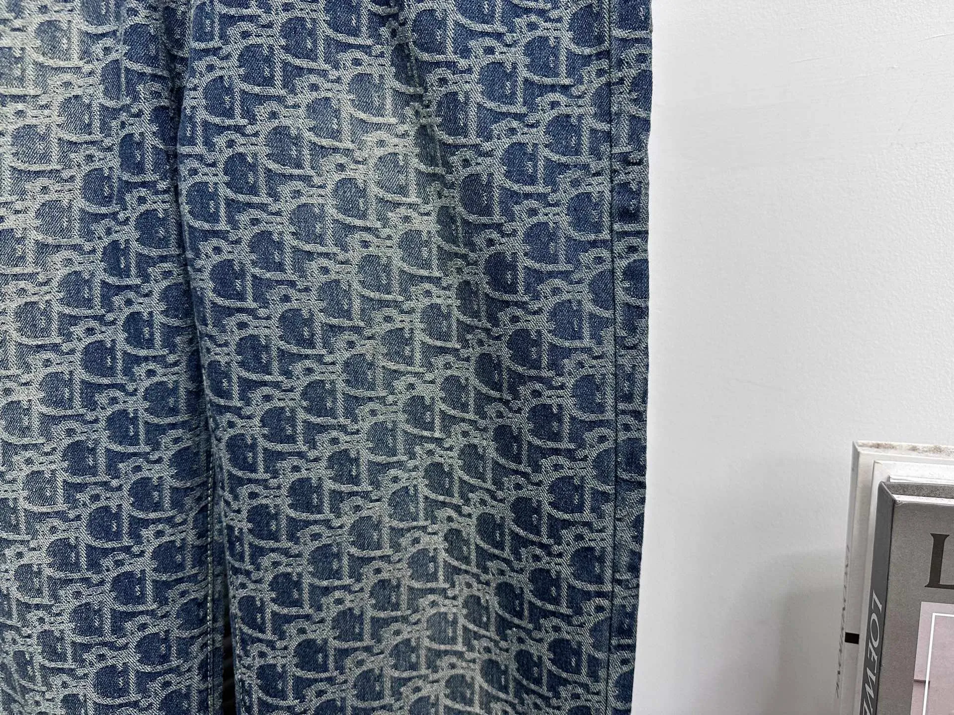 ￼🅿️250 [Dior] Dior all-over print denim trousers. Lazy style, fashionable and versatile. These jeans are really cool with wide legs. They cover the flesh and trim the crotch. Good news for girls with voluptuous muscles. This highly recognizable style has a high rate of return. It will definitely be a popular item this year. Size: XS-L