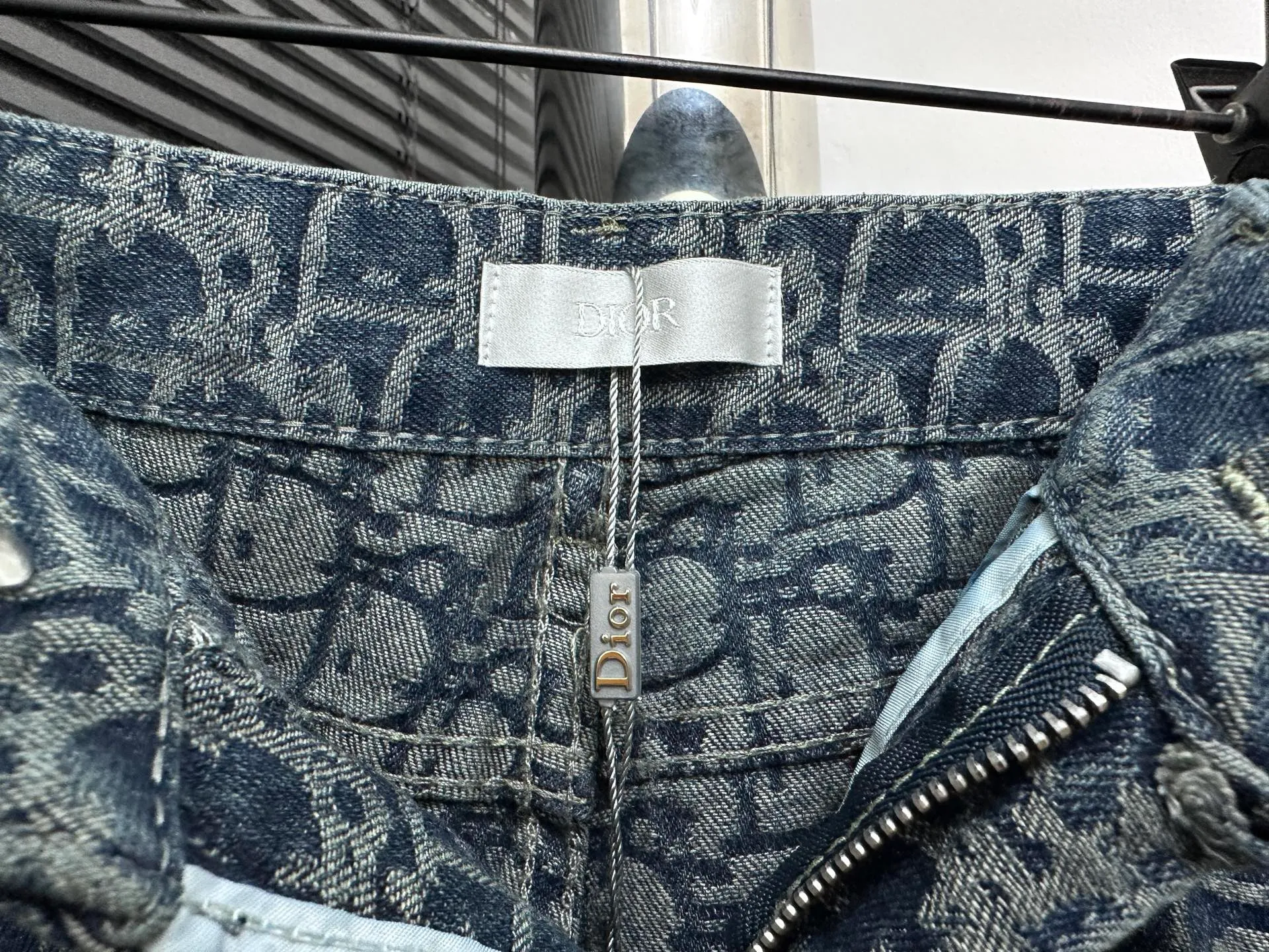 ￼🅿️250 [Dior] Dior all-over print denim trousers. Lazy style, fashionable and versatile. These jeans are really cool with wide legs. They cover the flesh and trim the crotch. Good news for girls with voluptuous muscles. This highly recognizable style has a high rate of return. It will definitely be a popular item this year. Size: XS-L