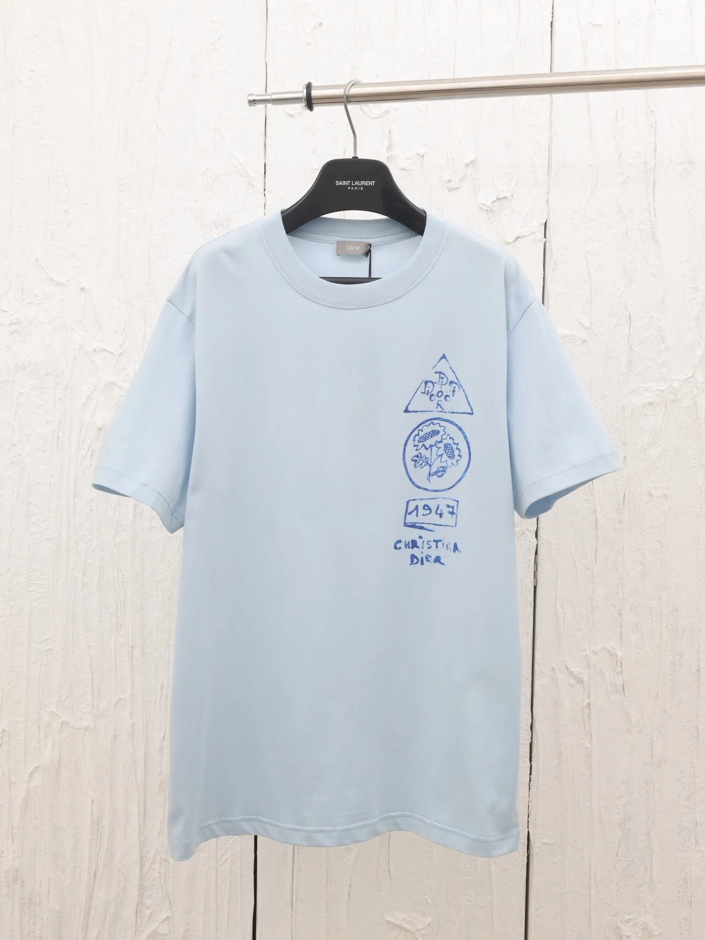 🅿️270 Dio*/Dior 25 spring and summer new dream house and smart tree shadow short T-shirt. This T-shirt displays the logo from this season’s DIOR AND HYLTON NEL joint series. Crafted from white cotton-jersey, it has a classic silhouette with a ribbed crew neck and a contrasting print on the front and back for added style.  Size：S/M/L/XL