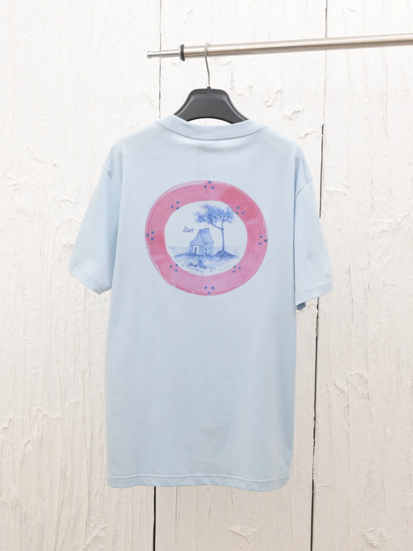 🅿️270 Dio*/Dior 25 spring and summer new dream house and smart tree shadow short T-shirt. This T-shirt displays the logo from this season’s DIOR AND HYLTON NEL joint series. Crafted from white cotton-jersey, it has a classic silhouette with a ribbed crew neck and a contrasting print on the front and back for added style.  Size：S/M/L/XL