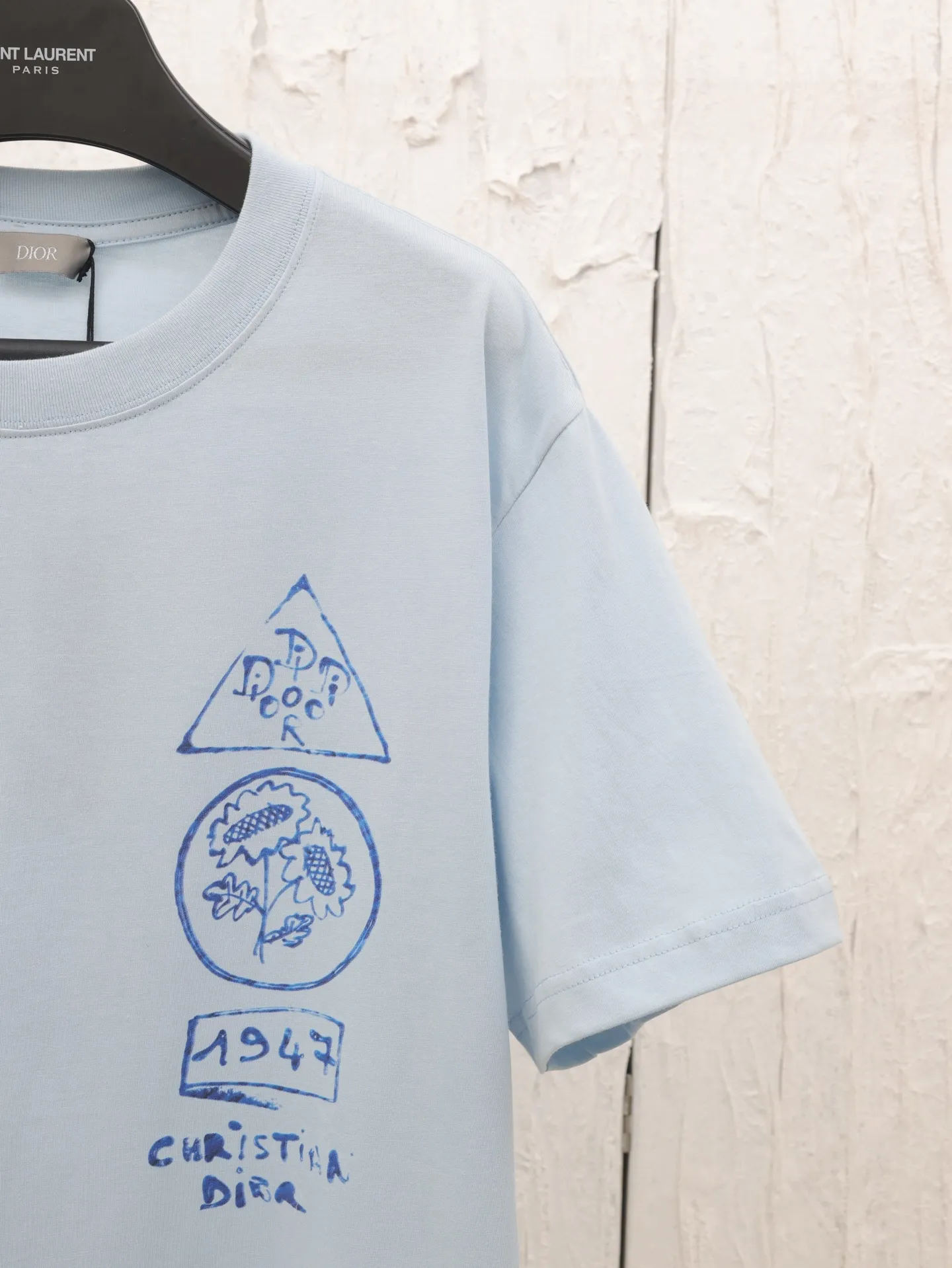 🅿️270 Dio*/Dior 25 spring and summer new dream house and smart tree shadow short T-shirt. This T-shirt displays the logo from this season’s DIOR AND HYLTON NEL joint series. Crafted from white cotton-jersey, it has a classic silhouette with a ribbed crew neck and a contrasting print on the front and back for added style.  Size：S/M/L/XL