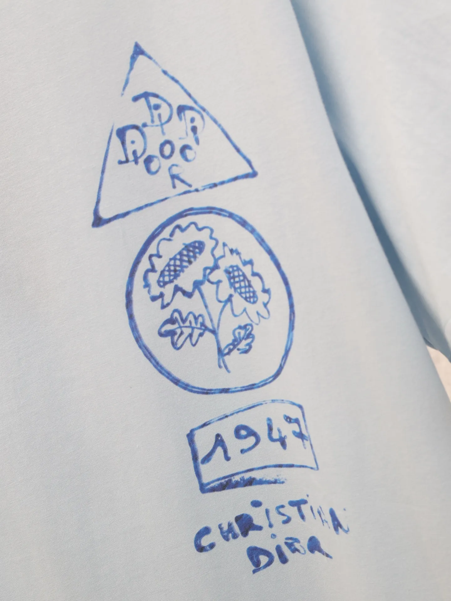 🅿️270 Dio*/Dior 25 spring and summer new dream house and smart tree shadow short T-shirt. This T-shirt displays the logo from this season’s DIOR AND HYLTON NEL joint series. Crafted from white cotton-jersey, it has a classic silhouette with a ribbed crew neck and a contrasting print on the front and back for added style.  Size：S/M/L/XL