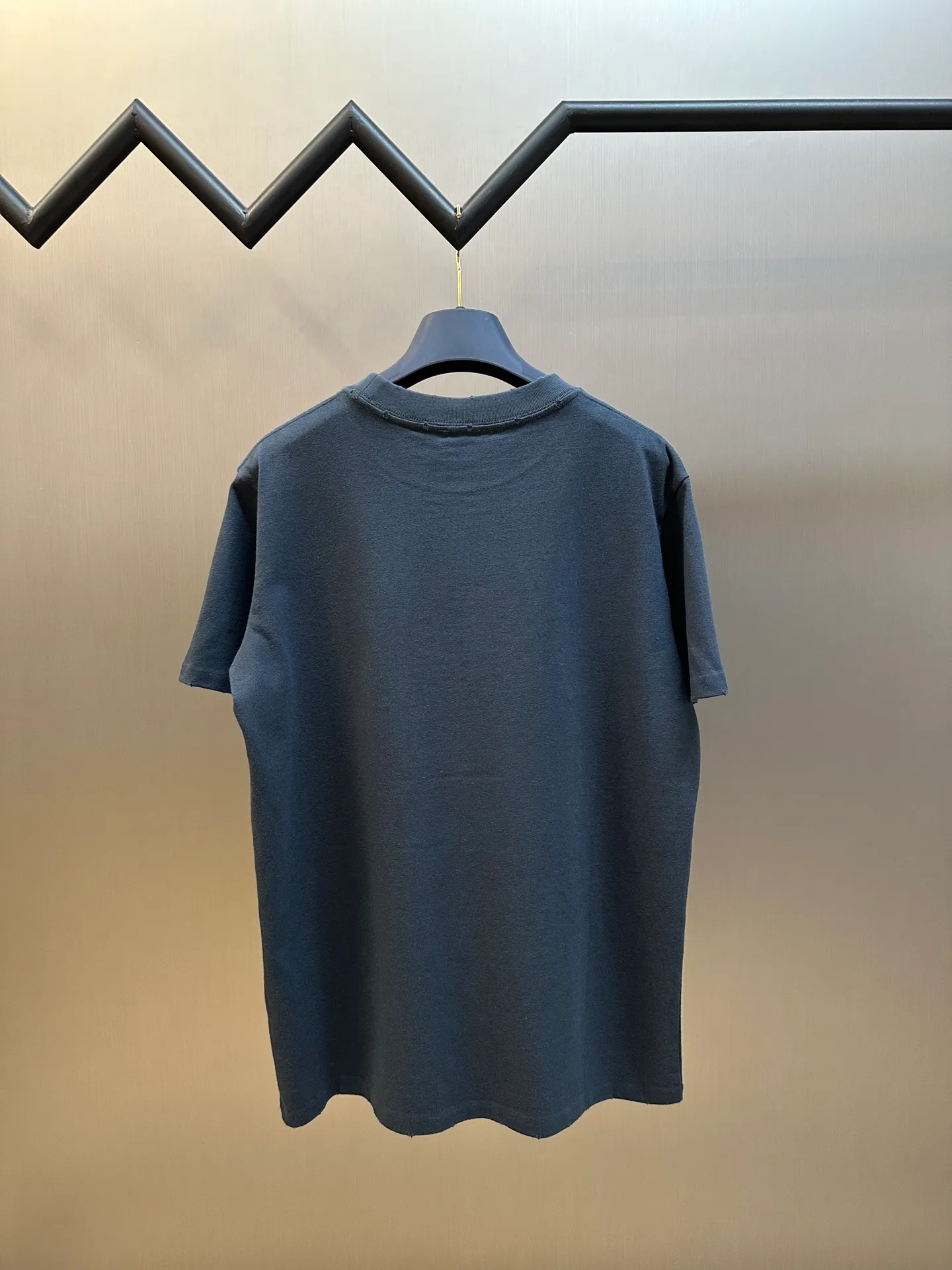🅿️280 Dior Friends letter embroidered round neck short sleeves are made of pure cotton 12S fine cotton plain weave. The fabric is interwoven with plain weave. The yarns have many buckling points, which makes the fabric have good fastness and wear resistance. The density is moderate, the fabric is thin, flat and stiff. It has good breathability, is softer, more delicate, and has better gloss.  The joint series logo is chain embroidery. Chain embroidery is named because the visual effect of the embroidery is like a chain. The shape is like the links on the chain. It is commonly known as chain embroidery and also called chain eye embroidery. Follow the chain stitch stitch method and embroider from right to left. Maintain the tension of the embroidery thread and the uniformity of the stitches to ensure the three-dimensionality and exquisiteness of the embroidery. It combines the stitching method of chain embroidery with the material of fine wool to create embroidery with chain-like texture and three-dimensional effect.  The whole piece is designed with washed holes and irregular openings all over the body. The simple garments have a rebellious and destructive design. The stone grinding washing process locates the holes, and the ready-to-wear products use the stone grinding machine laser positioning to manually destroy the wear effect. Every wear and tear is made by hand, so that the natural wear and tear of the fabric achieves the most harmonious visual effect. After being washed by stone grinding, it can show a rich retro atmosphere.  The standard round neck and short-sleeved version has a rounded arc neckline, which is suitable for various face shapes and body shapes; the sleeve length is moderate and ends just above the elbow, showing a smart and neat image. The slim fit can show off the wearer's body curves without sacrificing comfort. The collar, cuffs, hem and other parts are all sewn with fine double-needle stitching.  size：xs s m l