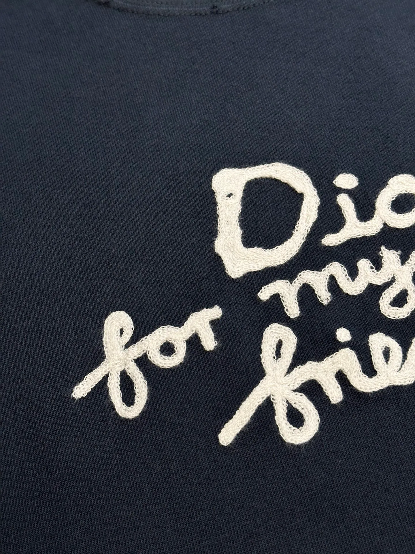 🅿️280 Dior Friends letter embroidered round neck short sleeves are made of pure cotton 12S fine cotton plain weave. The fabric is interwoven with plain weave. The yarns have many buckling points, which makes the fabric have good fastness and wear resistance. The density is moderate, the fabric is thin, flat and stiff. It has good breathability, is softer, more delicate, and has better gloss.  The joint series logo is chain embroidery. Chain embroidery is named because the visual effect of the embroidery is like a chain. The shape is like the links on the chain. It is commonly known as chain embroidery and also called chain eye embroidery. Follow the chain stitch stitch method and embroider from right to left. Maintain the tension of the embroidery thread and the uniformity of the stitches to ensure the three-dimensionality and exquisiteness of the embroidery. It combines the stitching method of chain embroidery with the material of fine wool to create embroidery with chain-like texture and three-dimensional effect.  The whole piece is designed with washed holes and irregular openings all over the body. The simple garments have a rebellious and destructive design. The stone grinding washing process locates the holes, and the ready-to-wear products use the stone grinding machine laser positioning to manually destroy the wear effect. Every wear and tear is made by hand, so that the natural wear and tear of the fabric achieves the most harmonious visual effect. After being washed by stone grinding, it can show a rich retro atmosphere.  The standard round neck and short-sleeved version has a rounded arc neckline, which is suitable for various face shapes and body shapes; the sleeve length is moderate and ends just above the elbow, showing a smart and neat image. The slim fit can show off the wearer's body curves without sacrificing comfort. The collar, cuffs, hem and other parts are all sewn with fine double-needle stitching.  size：xs s m l