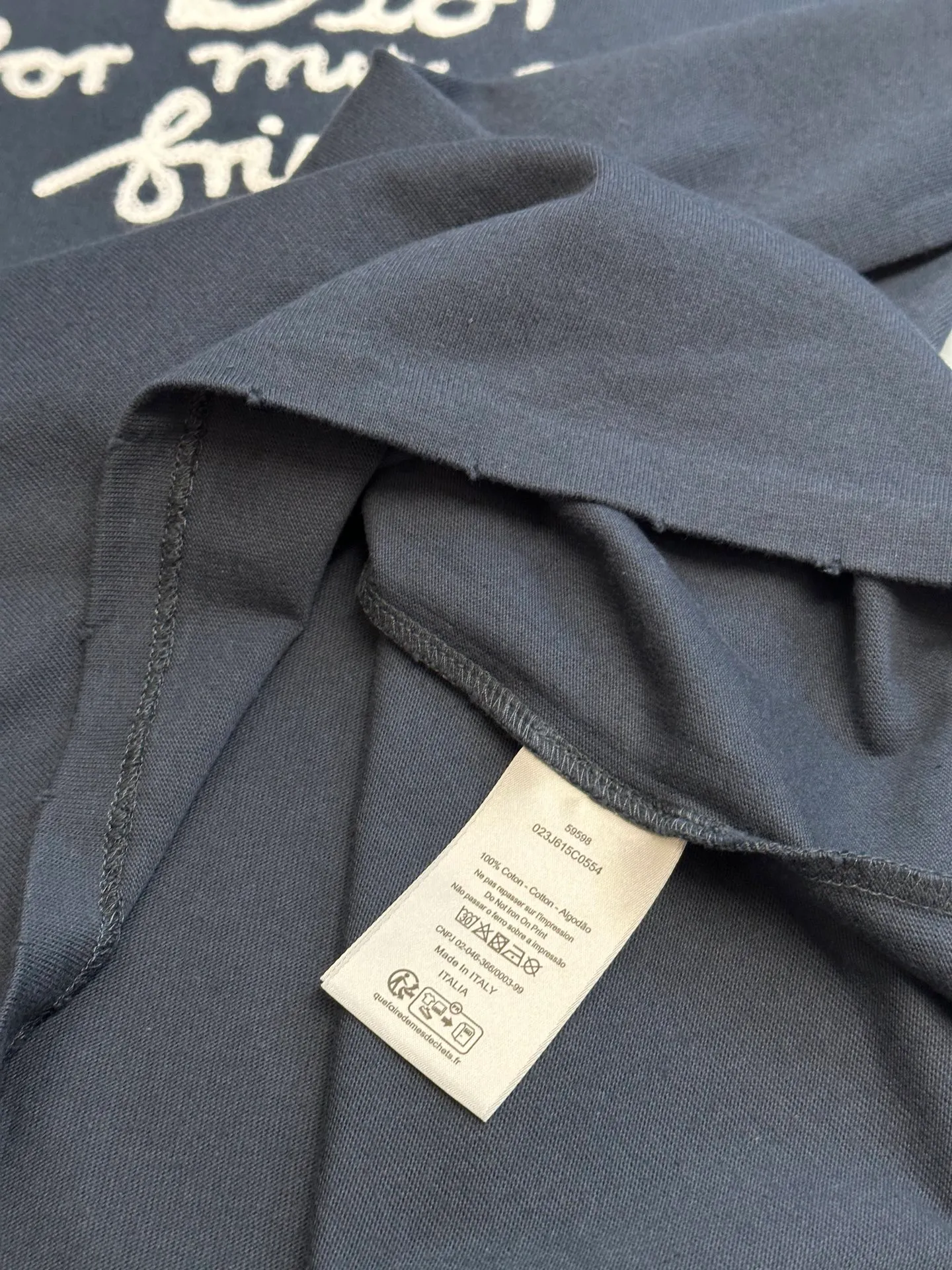🅿️280 Dior Friends letter embroidered round neck short sleeves are made of pure cotton 12S fine cotton plain weave. The fabric is interwoven with plain weave. The yarns have many buckling points, which makes the fabric have good fastness and wear resistance. The density is moderate, the fabric is thin, flat and stiff. It has good breathability, is softer, more delicate, and has better gloss.  The joint series logo is chain embroidery. Chain embroidery is named because the visual effect of the embroidery is like a chain. The shape is like the links on the chain. It is commonly known as chain embroidery and also called chain eye embroidery. Follow the chain stitch stitch method and embroider from right to left. Maintain the tension of the embroidery thread and the uniformity of the stitches to ensure the three-dimensionality and exquisiteness of the embroidery. It combines the stitching method of chain embroidery with the material of fine wool to create embroidery with chain-like texture and three-dimensional effect.  The whole piece is designed with washed holes and irregular openings all over the body. The simple garments have a rebellious and destructive design. The stone grinding washing process locates the holes, and the ready-to-wear products use the stone grinding machine laser positioning to manually destroy the wear effect. Every wear and tear is made by hand, so that the natural wear and tear of the fabric achieves the most harmonious visual effect. After being washed by stone grinding, it can show a rich retro atmosphere.  The standard round neck and short-sleeved version has a rounded arc neckline, which is suitable for various face shapes and body shapes; the sleeve length is moderate and ends just above the elbow, showing a smart and neat image. The slim fit can show off the wearer's body curves without sacrificing comfort. The collar, cuffs, hem and other parts are all sewn with fine double-needle stitching.  size：xs s m l