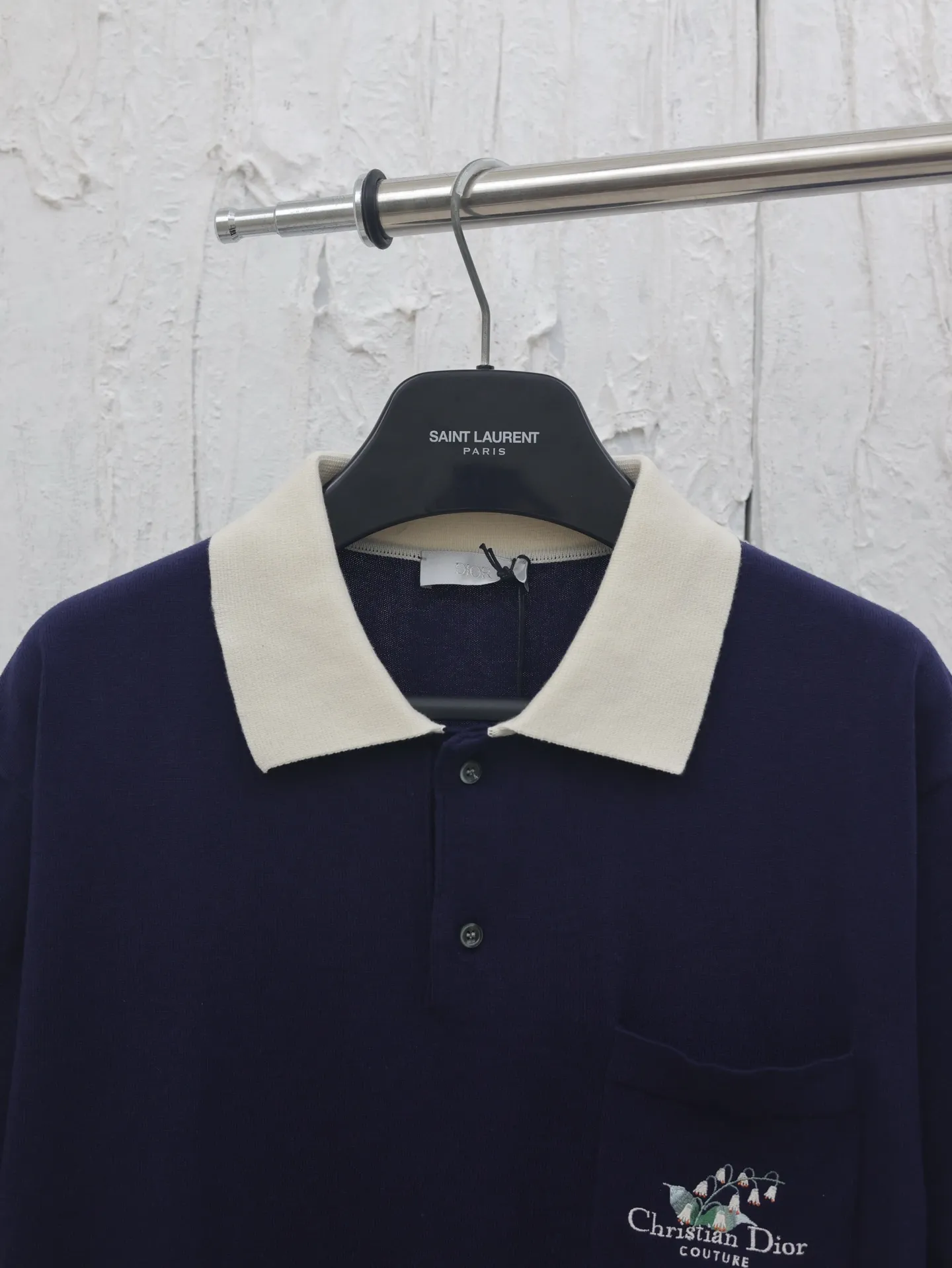 🅿️520 Dio*/Dior embroidered lily-of-the-valley lapel knitted short-sleeves, purchased and printed from YB, made of custom imported wool knitted material, the fabric is soft and comfortable, skin-friendly and breathable. The chest pocket is decorated with exquisite lily-of-the-valley flower embroidery, brand logo and slogan, and cuff stripe design. It can be matched with many types of clothing to create a fashionable look. Customized accessories, complete with three labels, same style for men and women!  Size：S/M/L/XL