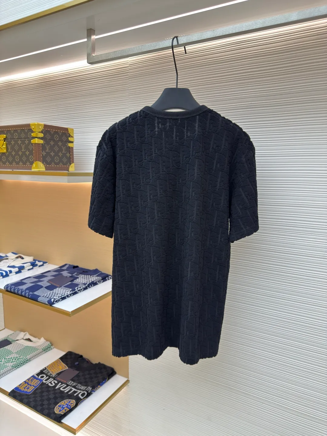 DIOR all-over printed terry short sleeves ●Authentic product: Purchased and developed for 6600 ●Item number: 1680268-A05 ●Fabric: pure cotton fabric ●Technology: positioning cutting ●Version: fitted version ●Weight: about 350g ●Size: S-M-L-XL ●Description: Custom-woven and dyed pure cotton 100% jacquard material Oblique presbyopic pattern fabric Weight 300G Positioning pattern Positioning tailoring Each piece is in the same position Jacquard cotton towel material has dark patterns and a heavy hand feel. The overall routing is straight and delicate, the fabric is comfortable and soft, and the color is consistent without color difference. It can be matched with the same style to create a fashionable look and control various occasions. Customized accessories, complete with three standards, same style for men and women!