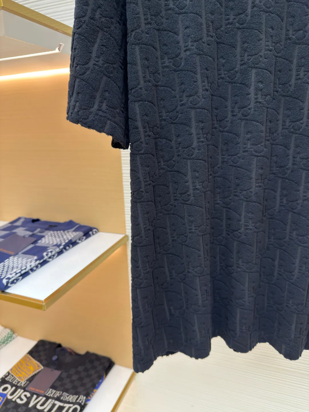 DIOR all-over printed terry short sleeves ●Authentic product: Purchased and developed for 6600 ●Item number: 1680268-A05 ●Fabric: pure cotton fabric ●Technology: positioning cutting ●Version: fitted version ●Weight: about 350g ●Size: S-M-L-XL ●Description: Custom-woven and dyed pure cotton 100% jacquard material Oblique presbyopic pattern fabric Weight 300G Positioning pattern Positioning tailoring Each piece is in the same position Jacquard cotton towel material has dark patterns and a heavy hand feel. The overall routing is straight and delicate, the fabric is comfortable and soft, and the color is consistent without color difference. It can be matched with the same style to create a fashionable look and control various occasions. Customized accessories, complete with three standards, same style for men and women!