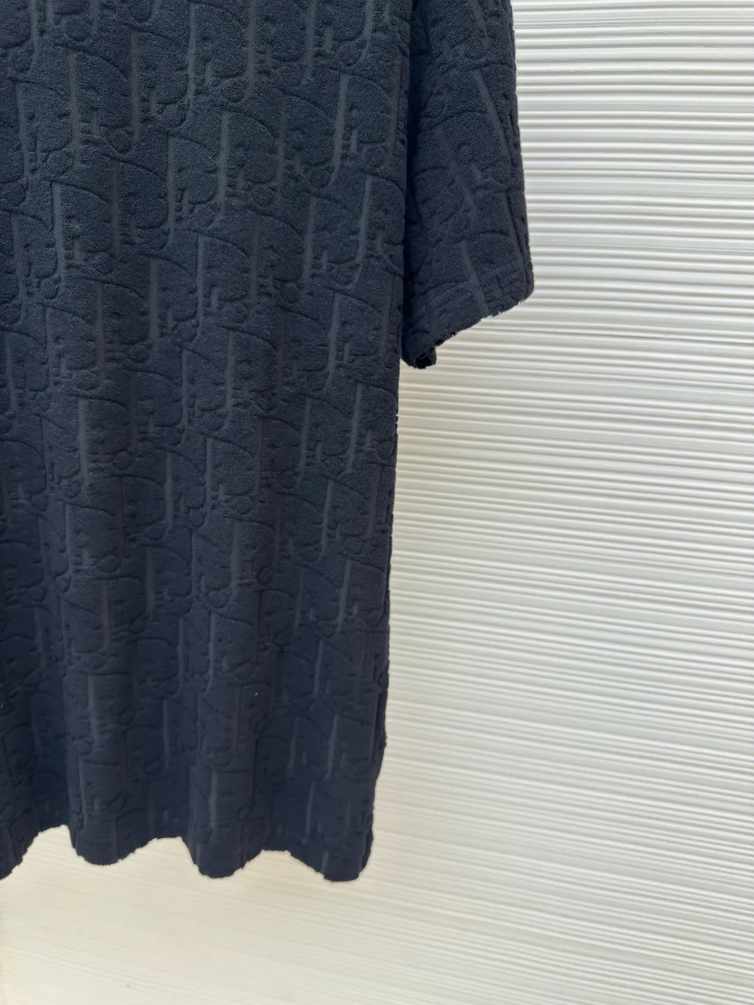 DIOR all-over printed terry short sleeves ●Authentic product: Purchased and developed for 6600 ●Item number: 1680268-A05 ●Fabric: pure cotton fabric ●Technology: positioning cutting ●Version: fitted version ●Weight: about 350g ●Size: S-M-L-XL ●Description: Custom-woven and dyed pure cotton 100% jacquard material Oblique presbyopic pattern fabric Weight 300G Positioning pattern Positioning tailoring Each piece is in the same position Jacquard cotton towel material has dark patterns and a heavy hand feel. The overall routing is straight and delicate, the fabric is comfortable and soft, and the color is consistent without color difference. It can be matched with the same style to create a fashionable look and control various occasions. Customized accessories, complete with three standards, same style for men and women!