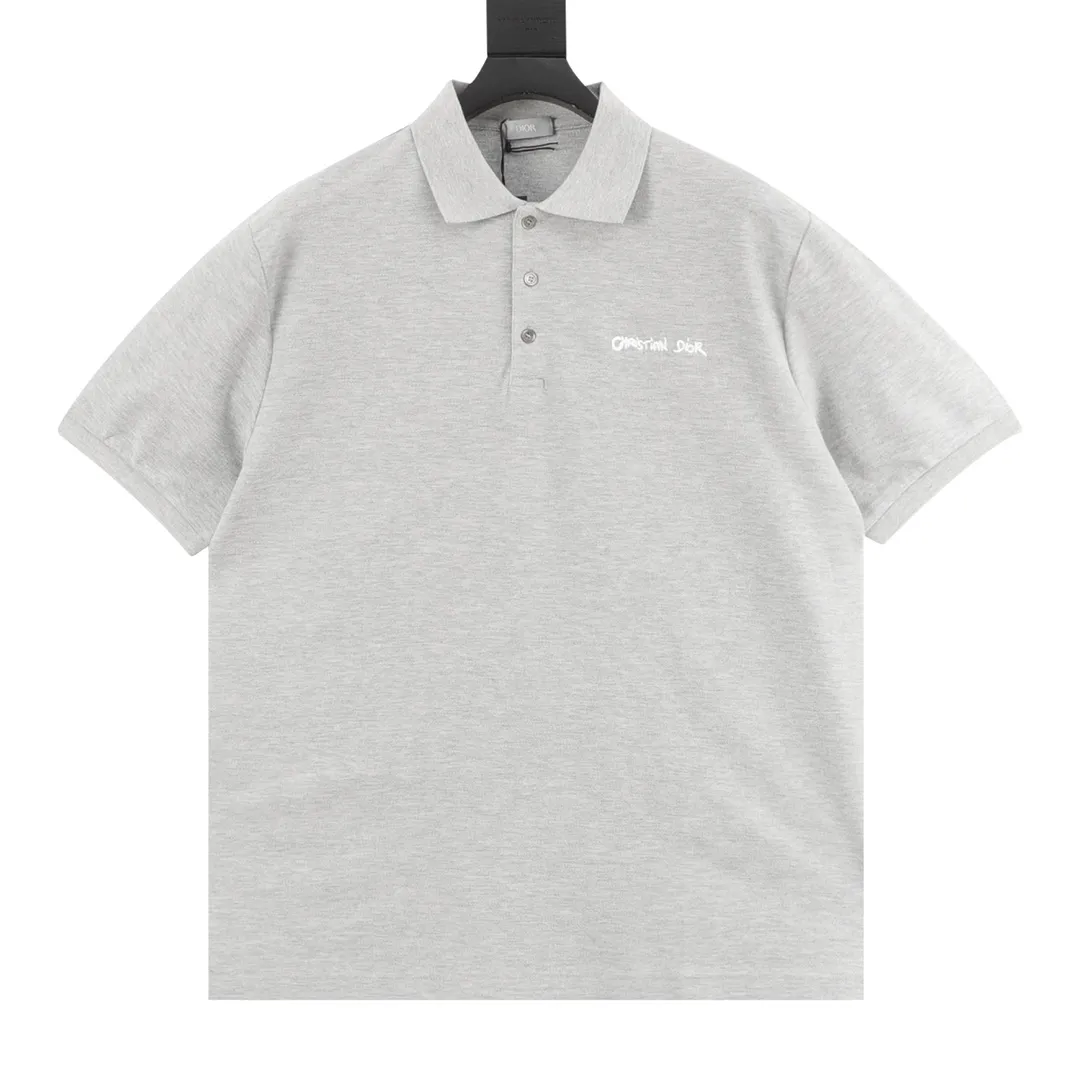 🅿️270 DIOR CD four-color cursive embroidered letters short-sleeved POLO shirt. Original customized 200g cotton khaki fabric, thread dyed to match the original. The imported machine embroidery process makes the letter logo show a delicate and exquisite effect, enhancing the decorative effect. Use an embroidery machine to embroider the designed letter logo onto the patch. Upright and stylish upper body Color: black, white, navy blue, floral gray Size: S-L