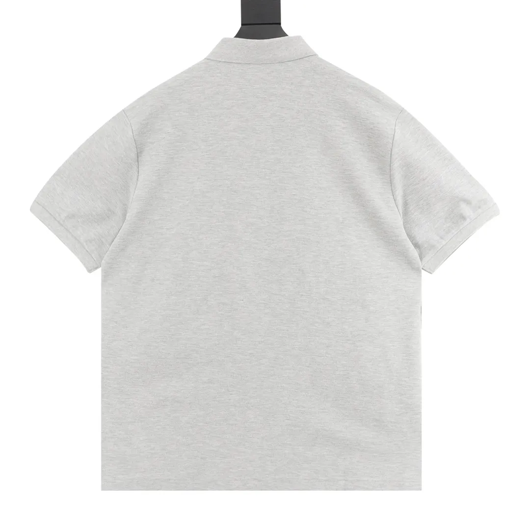 🅿️270 DIOR CD four-color cursive embroidered letters short-sleeved POLO shirt. Original customized 200g cotton khaki fabric, thread dyed to match the original. The imported machine embroidery process makes the letter logo show a delicate and exquisite effect, enhancing the decorative effect. Use an embroidery machine to embroider the designed letter logo onto the patch. Upright and stylish upper body Color: black, white, navy blue, floral gray Size: S-L