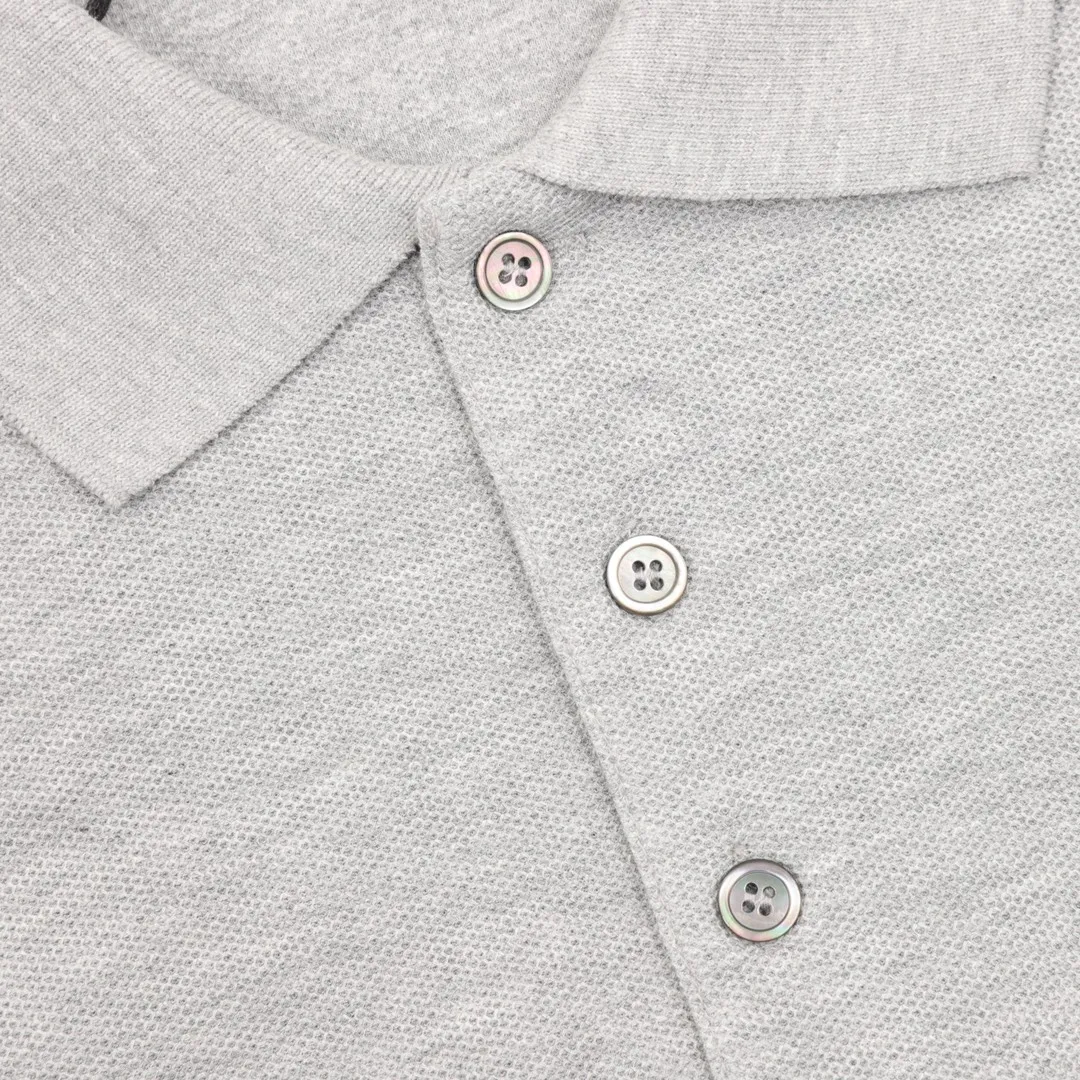 🅿️270 DIOR CD four-color cursive embroidered letters short-sleeved POLO shirt. Original customized 200g cotton khaki fabric, thread dyed to match the original. The imported machine embroidery process makes the letter logo show a delicate and exquisite effect, enhancing the decorative effect. Use an embroidery machine to embroider the designed letter logo onto the patch. Upright and stylish upper body Color: black, white, navy blue, floral gray Size: S-L