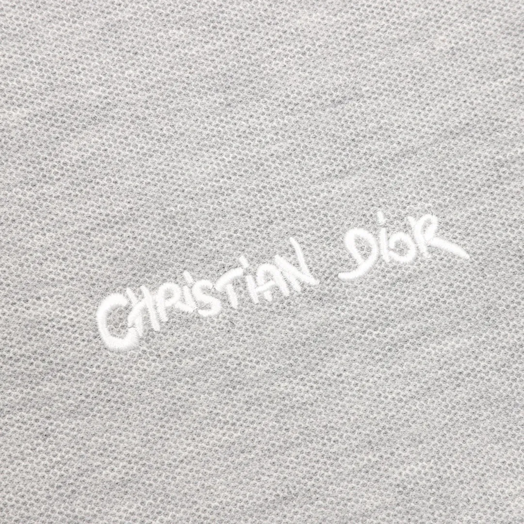 🅿️270 DIOR CD four-color cursive embroidered letters short-sleeved POLO shirt. Original customized 200g cotton khaki fabric, thread dyed to match the original. The imported machine embroidery process makes the letter logo show a delicate and exquisite effect, enhancing the decorative effect. Use an embroidery machine to embroider the designed letter logo onto the patch. Upright and stylish upper body Color: black, white, navy blue, floral gray Size: S-L