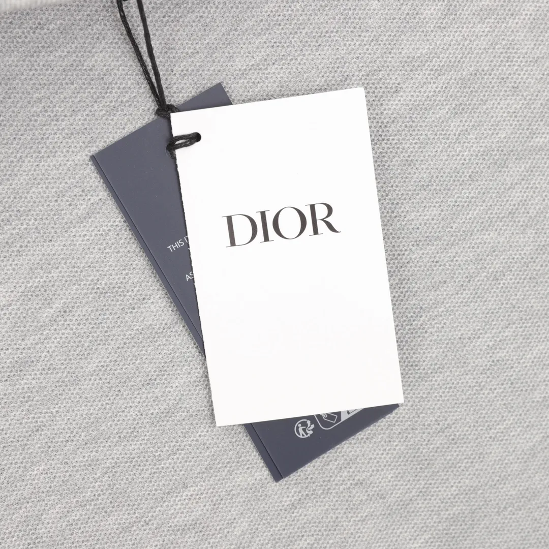 🅿️270 DIOR CD four-color cursive embroidered letters short-sleeved POLO shirt. Original customized 200g cotton khaki fabric, thread dyed to match the original. The imported machine embroidery process makes the letter logo show a delicate and exquisite effect, enhancing the decorative effect. Use an embroidery machine to embroider the designed letter logo onto the patch. Upright and stylish upper body Color: black, white, navy blue, floral gray Size: S-L