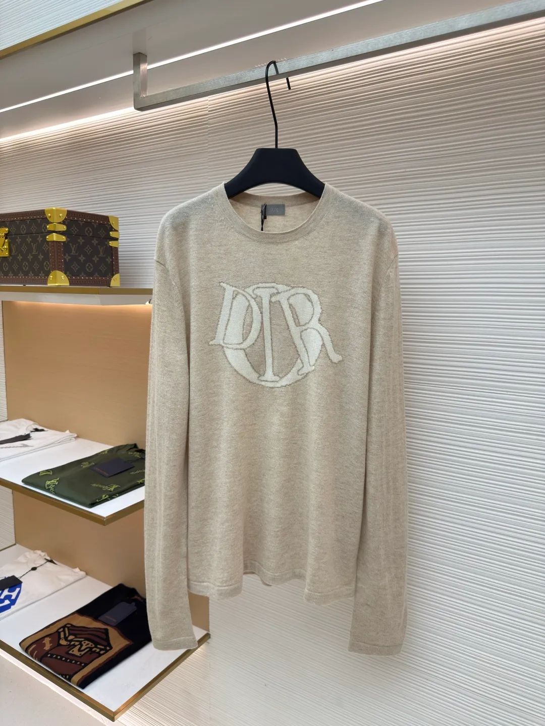 Dior monogram jacquard pullover ●Original version: Purchased and developed for 15500 ●Item number: 1680704-B05 ●Fabric: cashmere fabric ●Technology: jacquard production ●Version: fitted version ●Weight: about 285 grams ●Size: XS-S-M-L ●Description: Made of beige sheep wool and cashmere blended jersey fabric. The sheep wool is soft and skin-friendly, and is super comfortable to wear next to the body. The delicate and high-quality texture makes the sweater feel silky and smooth, with a natural luster! The plain knitting process makes the texture of the sweater even and tight; the contrasting logo pattern on the chest is full and even in color, forming the right contrast with the light beige background. It is eye-catching but not too ostentatious. It is firmly attached to the fabric and its smooth texture can be felt when you touch it. It uses high-quality printing technology and ink. The overall wiring is straight and delicate, the fabric is comfortable and soft, and the color is consistent without color difference. It can be matched with the same style to create a fashionable look and control various occasions. Customized accessories, complete with three standards, same style for men and women!