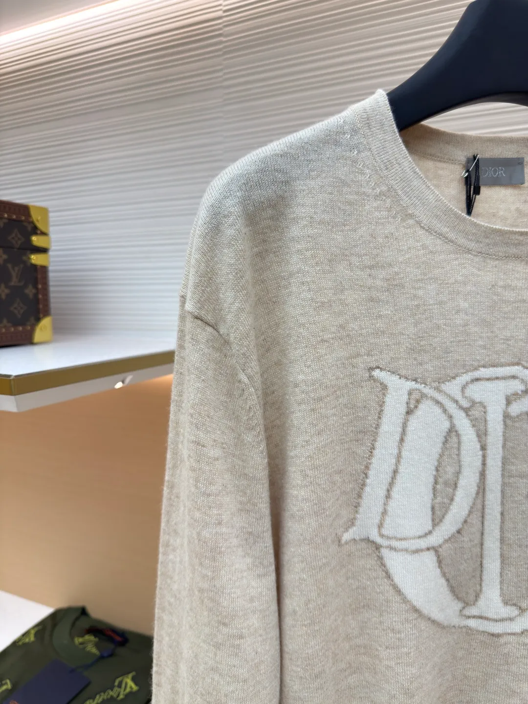 Dior monogram jacquard pullover ●Original version: Purchased and developed for 15500 ●Item number: 1680704-B05 ●Fabric: cashmere fabric ●Technology: jacquard production ●Version: fitted version ●Weight: about 285 grams ●Size: XS-S-M-L ●Description: Made of beige sheep wool and cashmere blended jersey fabric. The sheep wool is soft and skin-friendly, and is super comfortable to wear next to the body. The delicate and high-quality texture makes the sweater feel silky and smooth, with a natural luster! The plain knitting process makes the texture of the sweater even and tight; the contrasting logo pattern on the chest is full and even in color, forming the right contrast with the light beige background. It is eye-catching but not too ostentatious. It is firmly attached to the fabric and its smooth texture can be felt when you touch it. It uses high-quality printing technology and ink. The overall wiring is straight and delicate, the fabric is comfortable and soft, and the color is consistent without color difference. It can be matched with the same style to create a fashionable look and control various occasions. Customized accessories, complete with three standards, same style for men and women!