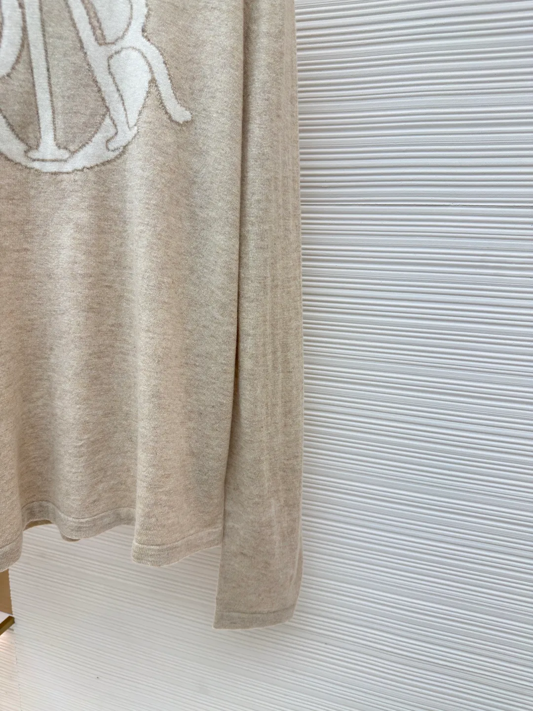 Dior monogram jacquard pullover ●Original version: Purchased and developed for 15500 ●Item number: 1680704-B05 ●Fabric: cashmere fabric ●Technology: jacquard production ●Version: fitted version ●Weight: about 285 grams ●Size: XS-S-M-L ●Description: Made of beige sheep wool and cashmere blended jersey fabric. The sheep wool is soft and skin-friendly, and is super comfortable to wear next to the body. The delicate and high-quality texture makes the sweater feel silky and smooth, with a natural luster! The plain knitting process makes the texture of the sweater even and tight; the contrasting logo pattern on the chest is full and even in color, forming the right contrast with the light beige background. It is eye-catching but not too ostentatious. It is firmly attached to the fabric and its smooth texture can be felt when you touch it. It uses high-quality printing technology and ink. The overall wiring is straight and delicate, the fabric is comfortable and soft, and the color is consistent without color difference. It can be matched with the same style to create a fashionable look and control various occasions. Customized accessories, complete with three standards, same style for men and women!