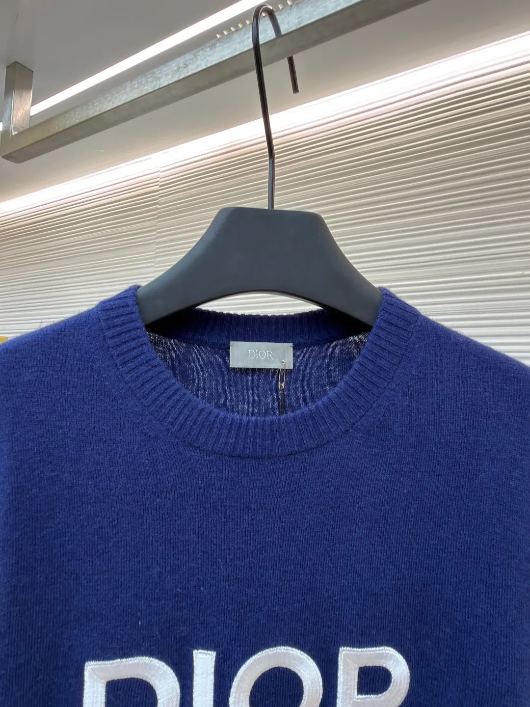 Dior 1947 embroidered bottoming sweater ●Original version: 14,000 purchased and developed ●Item number: 1681272-B05 ●Fabric: wool blended fabric ●Technology: embroidery production ●Color: blue ●Version: fitted version ●Weight: about 280 grams ●Size: XS-S-M-L ●Description: The original version was purchased from the official website for coloring [1:1 coloring and final dyeing]. The color similarity is as high as 95% or more. The wool material is customized [Zhenpin Cashmere]; the main advantages of cashmere are: [Delicate and soft]: High quality The cashmere fiber [average fineness is below 15.5 microns] (higher than 95% of similar levels), which is finer than the finest wool, and finer than other fibers such as mohair, alpaca, camel hair, etc.; because of its fineness, it will It is soft, and when you wear it next to your body, you will feel your whole body being kissed and touched by it, and relax; [Cashmere is a very warm material], maybe chemical fiber thermal underwear9 is also warm, but the warmth of cashmere is different, it is warm, fiber The curves and turns of the fibers form a layer of warm air that surrounds you, [light and soft but not stuffy]. Different grades of cashmere have different feelings, and the touch is quite different; even if cashmere is everywhere in the streets, high-standard cashmere is still in the minority. [Skin-friendly and smooth]: The overall wiring is straight and delicate, the fabric is comfortable and soft, and the color is consistent without color difference. It can be matched with the same style to create a fashionable look and control various occasions. Customized accessories, complete with three standards, same style for men and women!