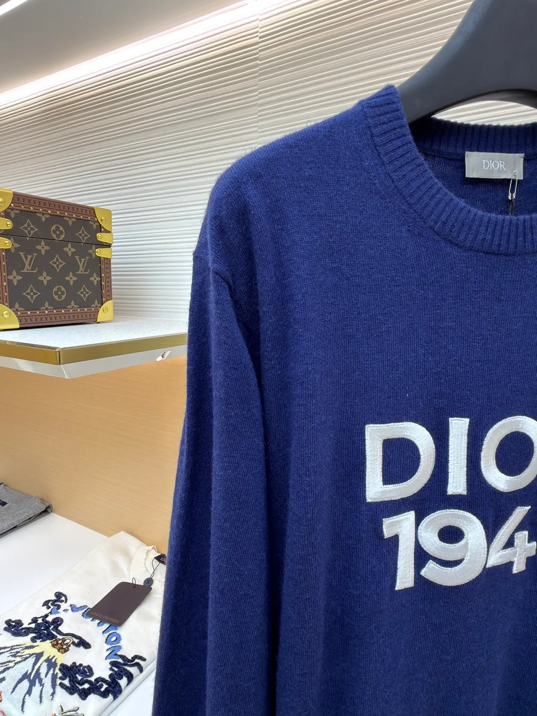 Dior 1947 embroidered bottoming sweater ●Original version: 14,000 purchased and developed ●Item number: 1681272-B05 ●Fabric: wool blended fabric ●Technology: embroidery production ●Color: blue ●Version: fitted version ●Weight: about 280 grams ●Size: XS-S-M-L ●Description: The original version was purchased from the official website for coloring [1:1 coloring and final dyeing]. The color similarity is as high as 95% or more. The wool material is customized [Zhenpin Cashmere]; the main advantages of cashmere are: [Delicate and soft]: High quality The cashmere fiber [average fineness is below 15.5 microns] (higher than 95% of similar levels), which is finer than the finest wool, and finer than other fibers such as mohair, alpaca, camel hair, etc.; because of its fineness, it will It is soft, and when you wear it next to your body, you will feel your whole body being kissed and touched by it, and relax; [Cashmere is a very warm material], maybe chemical fiber thermal underwear9 is also warm, but the warmth of cashmere is different, it is warm, fiber The curves and turns of the fibers form a layer of warm air that surrounds you, [light and soft but not stuffy]. Different grades of cashmere have different feelings, and the touch is quite different; even if cashmere is everywhere in the streets, high-standard cashmere is still in the minority. [Skin-friendly and smooth]: The overall wiring is straight and delicate, the fabric is comfortable and soft, and the color is consistent without color difference. It can be matched with the same style to create a fashionable look and control various occasions. Customized accessories, complete with three standards, same style for men and women!
