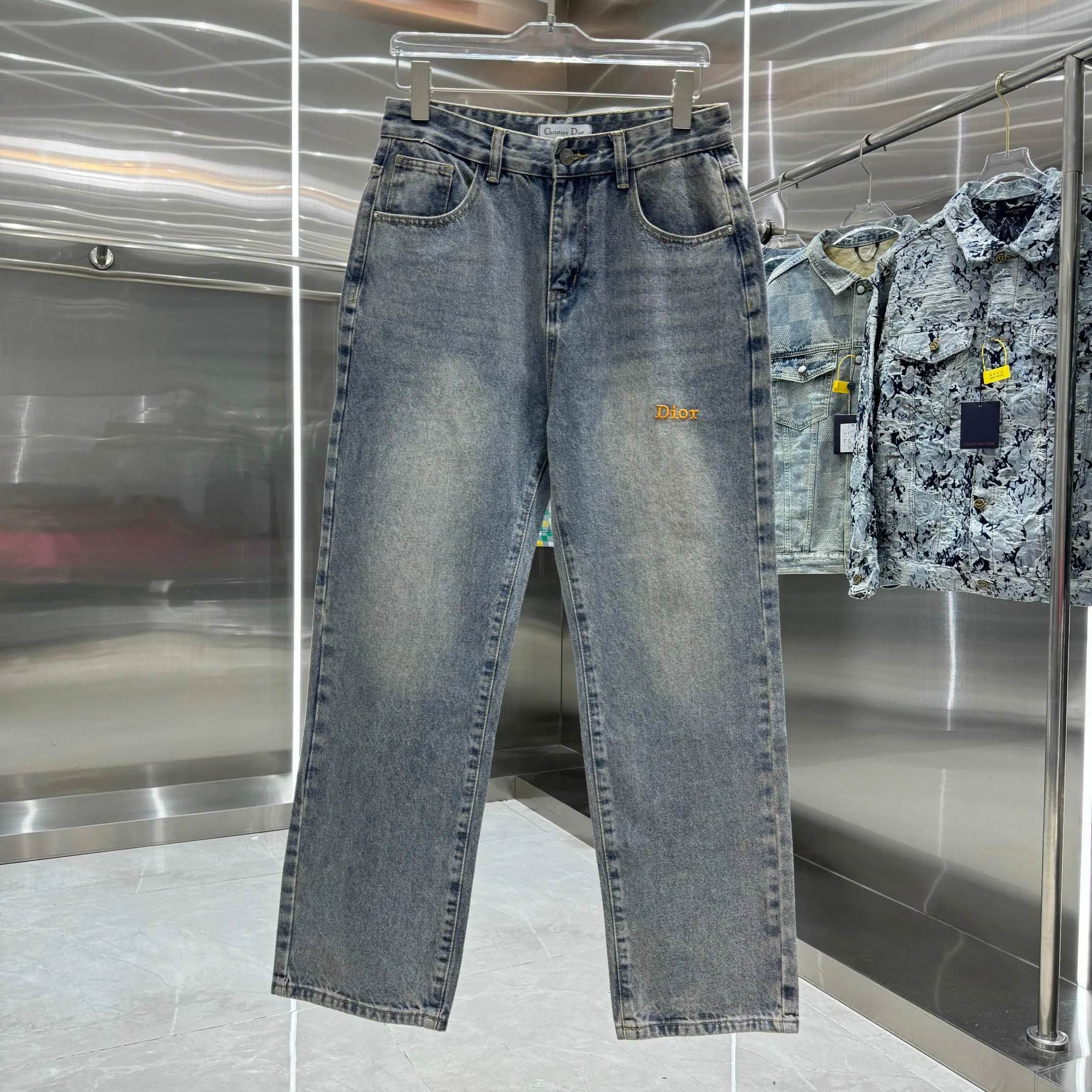 🅿️260 Dior 25 new products back pocket letter LOGO jeans! Specific latest brand leather label blockbuster item ~ private channel rare product! No matter from the pattern, fabric or small details of hardware accessories, you can't be picky! Customer-supplied hardware accessories Imported customer-supplied custom-woven denim cotton fabric, fashionable and individual. Super versatile and good-looking, a must-have for everyone. Very good-looking Size: 28 30 32 34 36 Color: blue