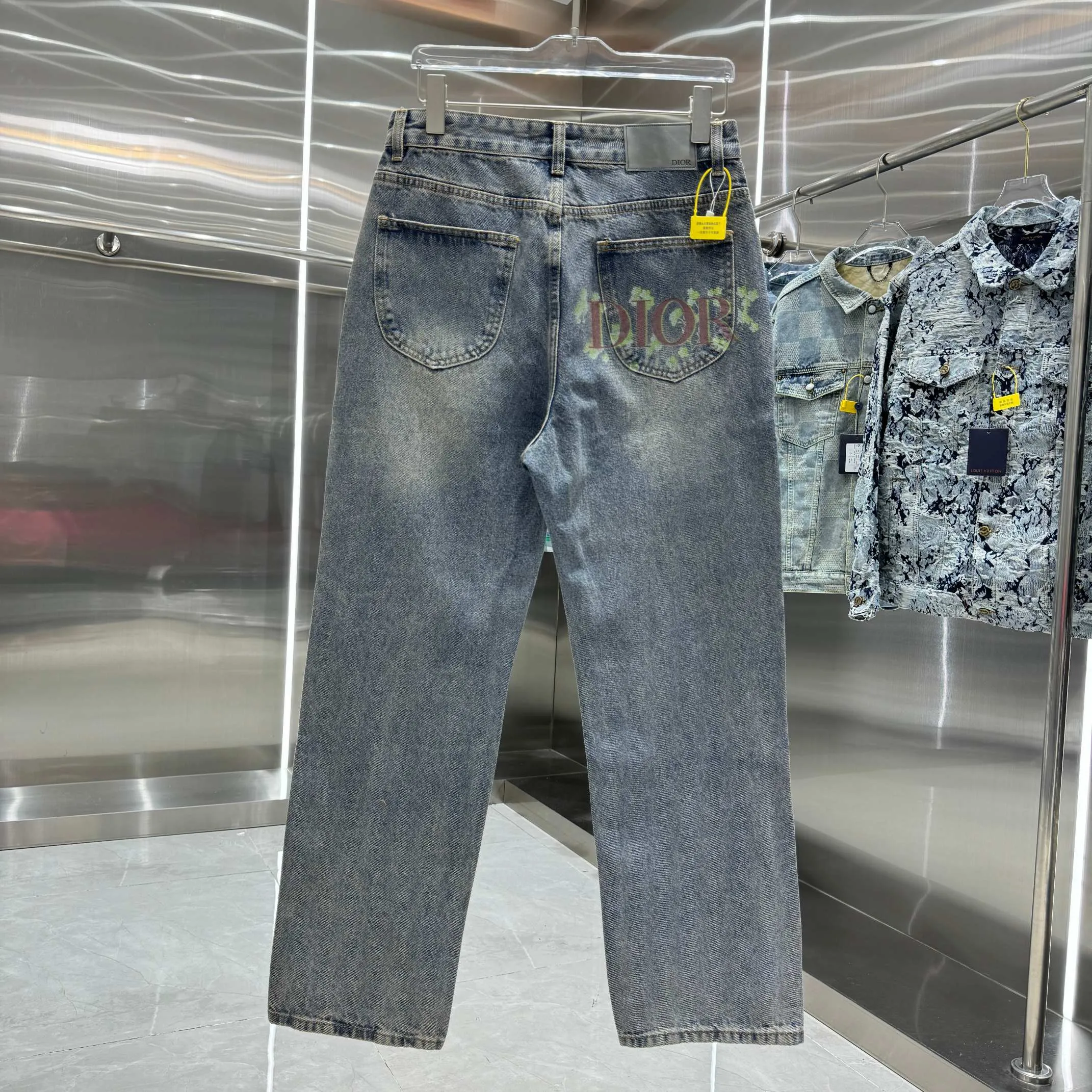 🅿️260 Dior 25 new products back pocket letter LOGO jeans! Specific latest brand leather label blockbuster item ~ private channel rare product! No matter from the pattern, fabric or small details of hardware accessories, you can't be picky! Customer-supplied hardware accessories Imported customer-supplied custom-woven denim cotton fabric, fashionable and individual. Super versatile and good-looking, a must-have for everyone. Very good-looking Size: 28 30 32 34 36 Color: blue