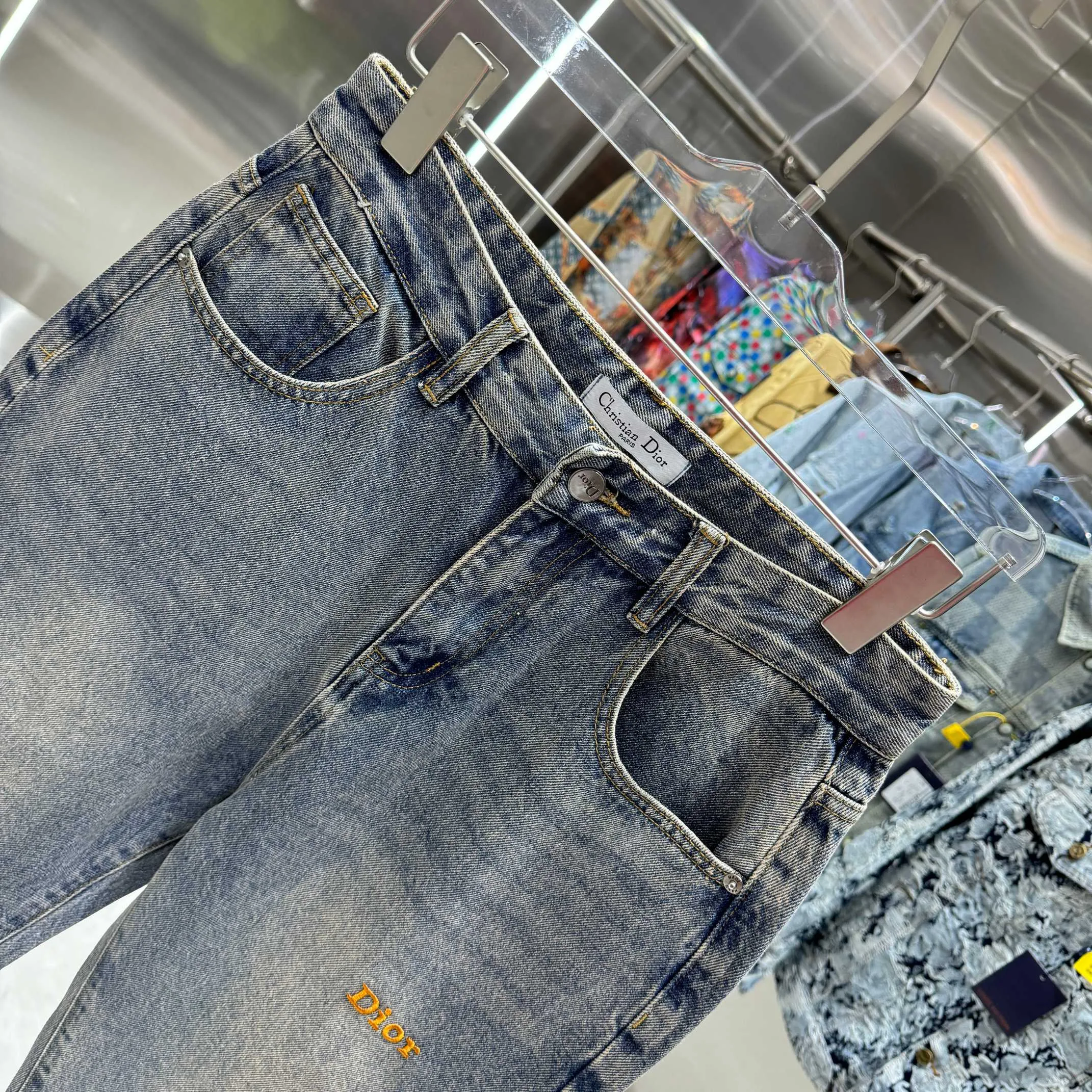 🅿️260 Dior 25 new products back pocket letter LOGO jeans! Specific latest brand leather label blockbuster item ~ private channel rare product! No matter from the pattern, fabric or small details of hardware accessories, you can't be picky! Customer-supplied hardware accessories Imported customer-supplied custom-woven denim cotton fabric, fashionable and individual. Super versatile and good-looking, a must-have for everyone. Very good-looking Size: 28 30 32 34 36 Color: blue