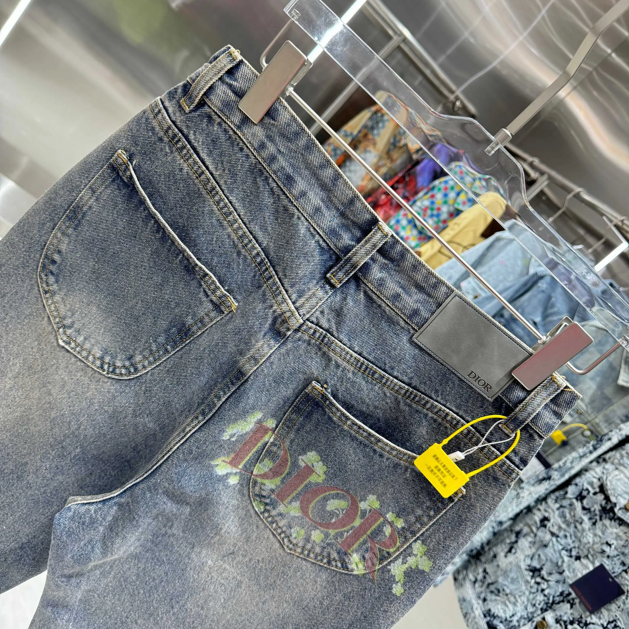 🅿️260 Dior 25 new products back pocket letter LOGO jeans! Specific latest brand leather label blockbuster item ~ private channel rare product! No matter from the pattern, fabric or small details of hardware accessories, you can't be picky! Customer-supplied hardware accessories Imported customer-supplied custom-woven denim cotton fabric, fashionable and individual. Super versatile and good-looking, a must-have for everyone. Very good-looking Size: 28 30 32 34 36 Color: blue