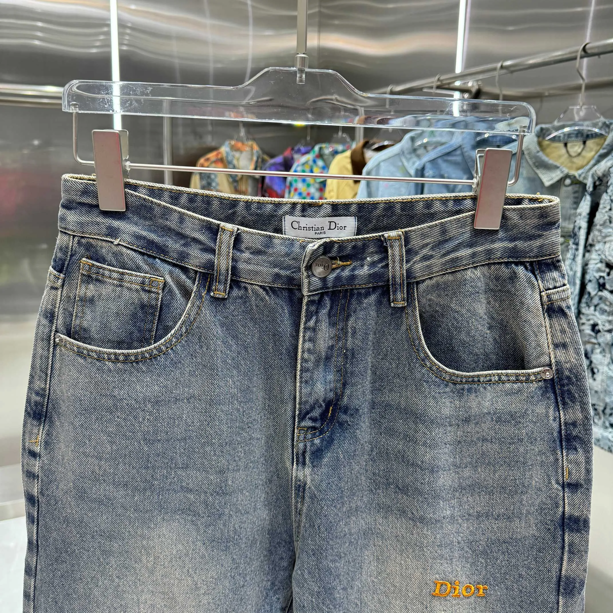 🅿️260 Dior 25 new products back pocket letter LOGO jeans! Specific latest brand leather label blockbuster item ~ private channel rare product! No matter from the pattern, fabric or small details of hardware accessories, you can't be picky! Customer-supplied hardware accessories Imported customer-supplied custom-woven denim cotton fabric, fashionable and individual. Super versatile and good-looking, a must-have for everyone. Very good-looking Size: 28 30 32 34 36 Color: blue