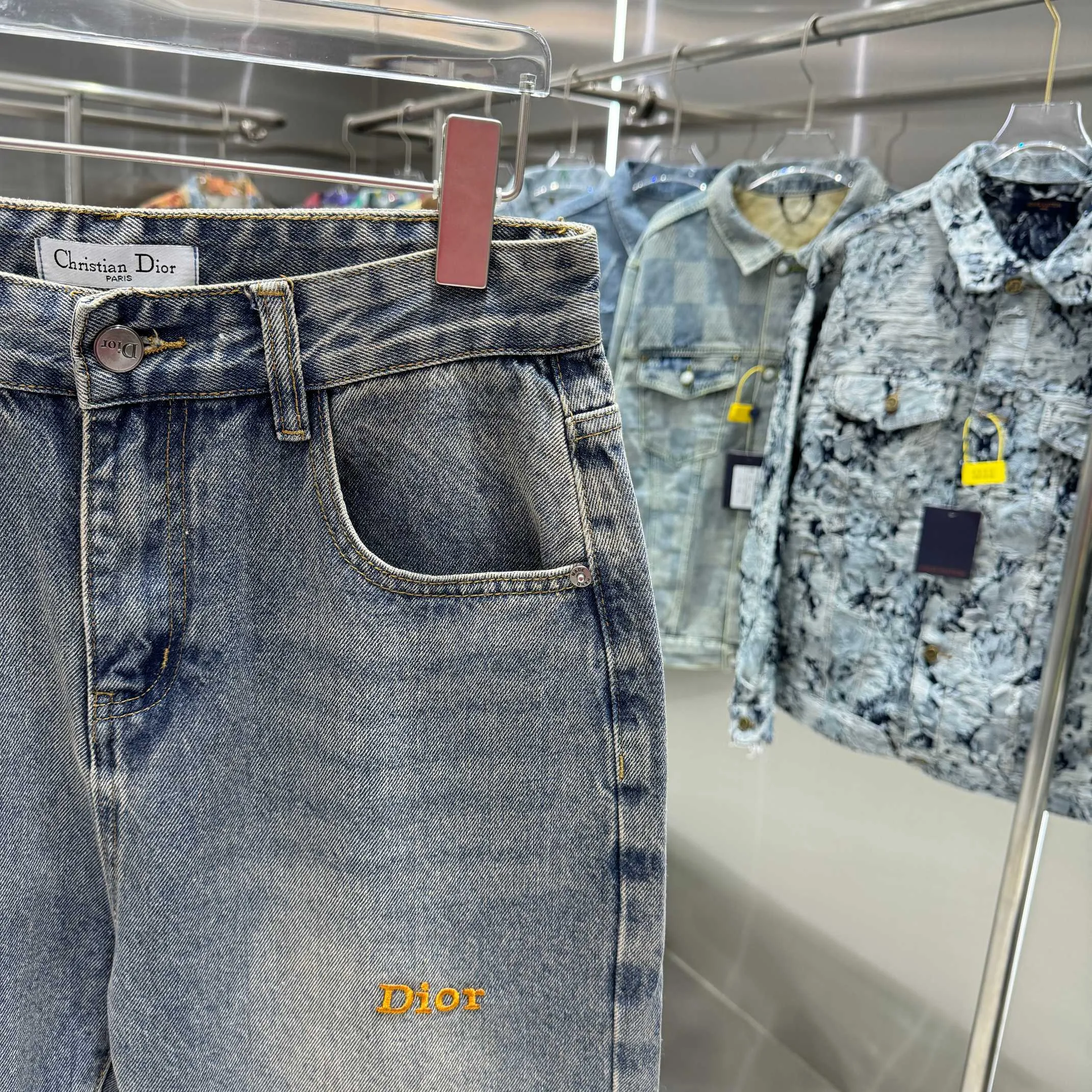 🅿️260 Dior 25 new products back pocket letter LOGO jeans! Specific latest brand leather label blockbuster item ~ private channel rare product! No matter from the pattern, fabric or small details of hardware accessories, you can't be picky! Customer-supplied hardware accessories Imported customer-supplied custom-woven denim cotton fabric, fashionable and individual. Super versatile and good-looking, a must-have for everyone. Very good-looking Size: 28 30 32 34 36 Color: blue