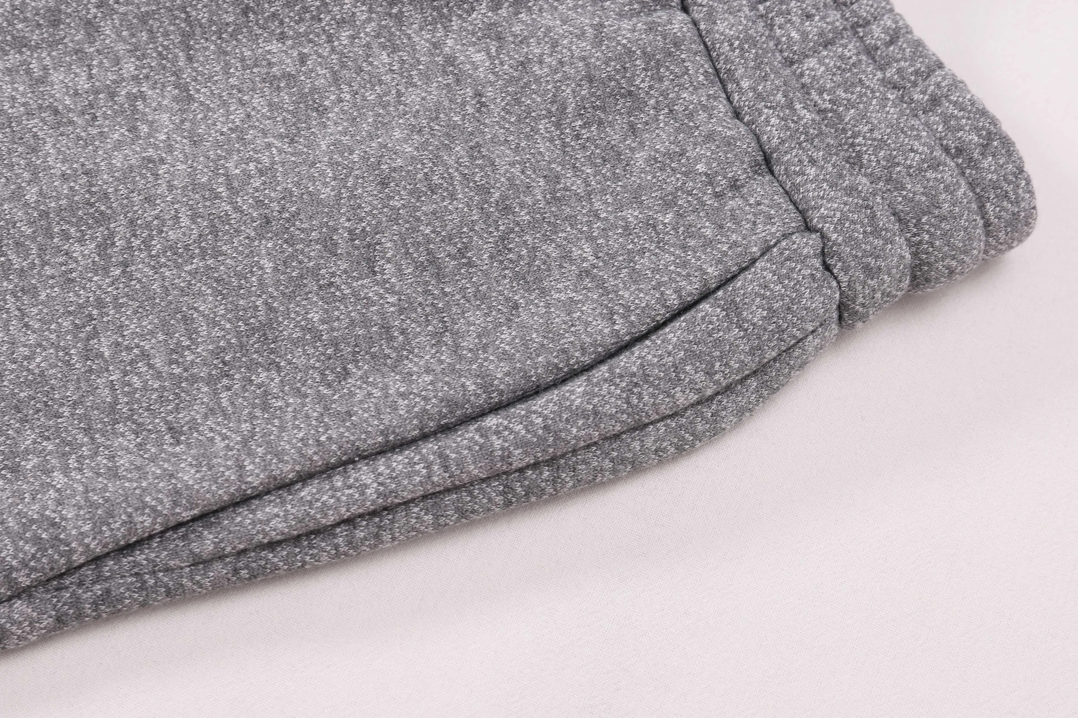 🅿️220 Correct version of high quality D10R new gray dot fleece embroidered letter shorts suit. Original mold opening. It took more than a month to weave and dye the original gray dot yarn fabric. The color is almost 98% the same as the original. The original pure cotton fleece fabric SIZE: XS S M L