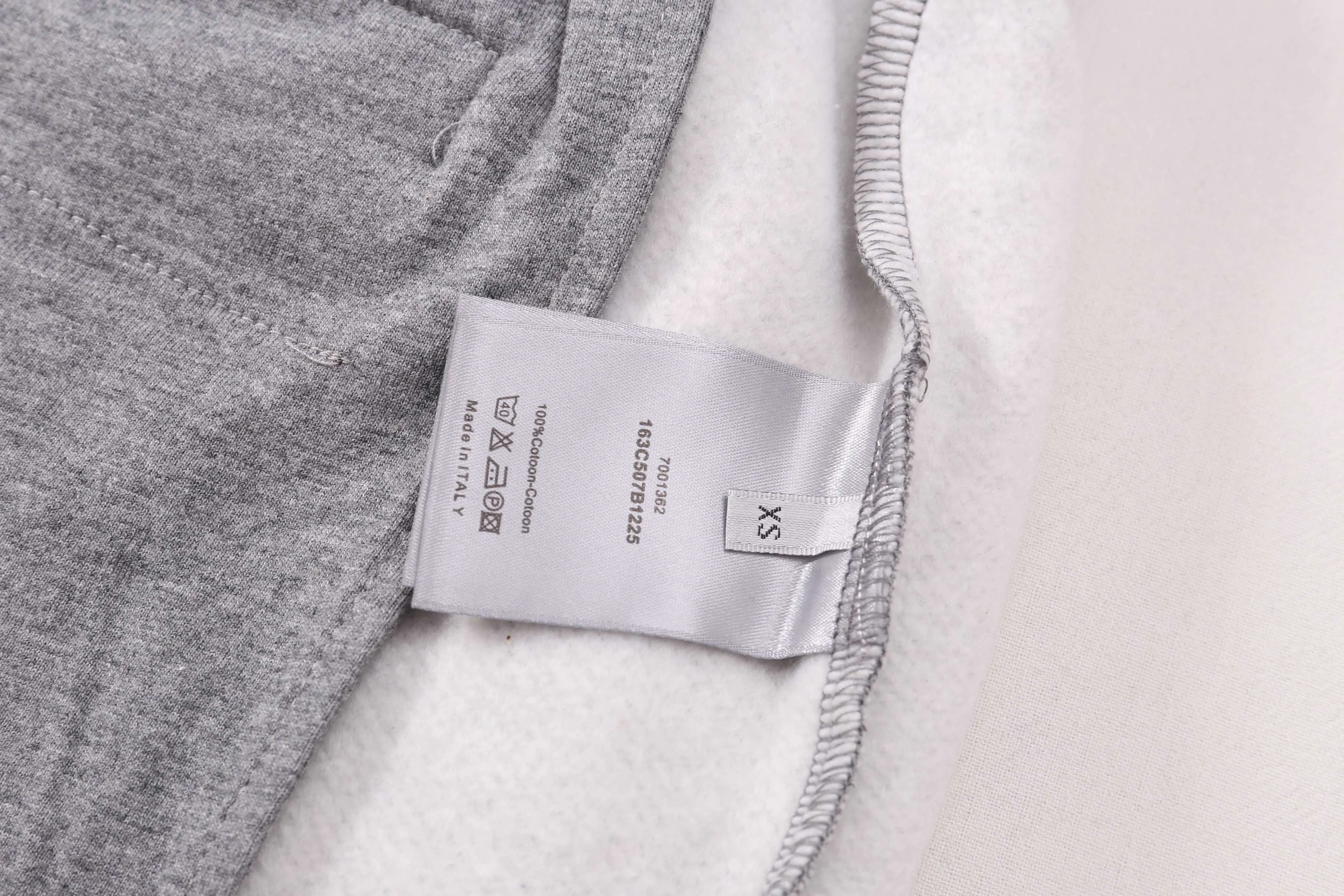 🅿️220 Correct version of high quality D10R new gray dot fleece embroidered letter shorts suit. Original mold opening. It took more than a month to weave and dye the original gray dot yarn fabric. The color is almost 98% the same as the original. The original pure cotton fleece fabric SIZE: XS S M L