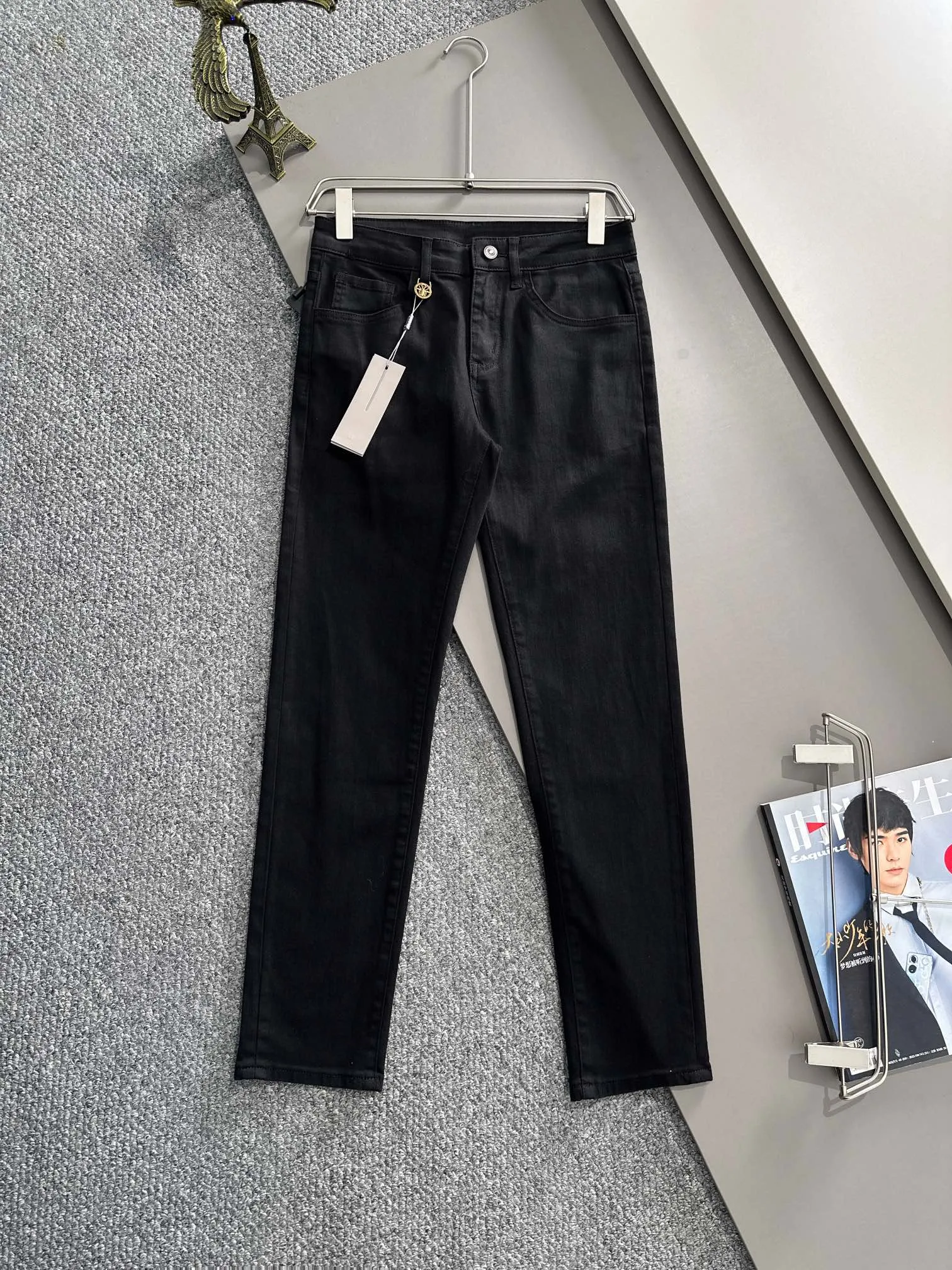 🅿️380 Dior 2025 four-season slim-fit jeans trousers are woven from imported Japanese Denim plain cotton denim fabrics. They are complete with three standards, simple yet elegant, soft, delicate and comfortable, and the upper body is versatile and fashionable! Light luxury, a must-have item for daily commuting! Code number: 28-38 (please state your height and weight when placing an order)
