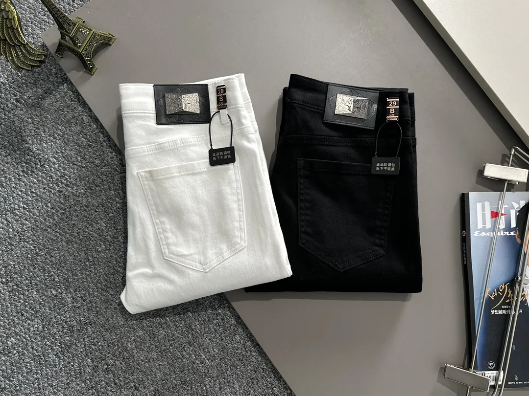 🅿️380 Dior 2025 four-season slim-fit jeans trousers are woven from imported Japanese Denim plain cotton denim fabrics. They are complete with three standards, simple yet elegant, soft, delicate and comfortable, and the upper body is versatile and fashionable! Light luxury, a must-have item for daily commuting! Code number: 28-38 (please state your height and weight when placing an order)