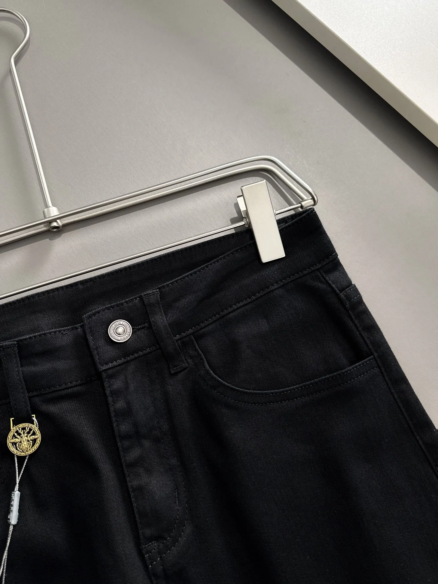 🅿️380 Dior 2025 four-season slim-fit jeans trousers are woven from imported Japanese Denim plain cotton denim fabrics. They are complete with three standards, simple yet elegant, soft, delicate and comfortable, and the upper body is versatile and fashionable! Light luxury, a must-have item for daily commuting! Code number: 28-38 (please state your height and weight when placing an order)