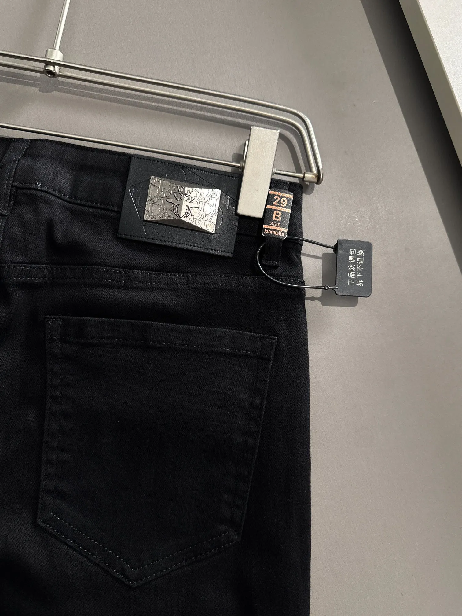 🅿️380 Dior 2025 four-season slim-fit jeans trousers are woven from imported Japanese Denim plain cotton denim fabrics. They are complete with three standards, simple yet elegant, soft, delicate and comfortable, and the upper body is versatile and fashionable! Light luxury, a must-have item for daily commuting! Code number: 28-38 (please state your height and weight when placing an order)
