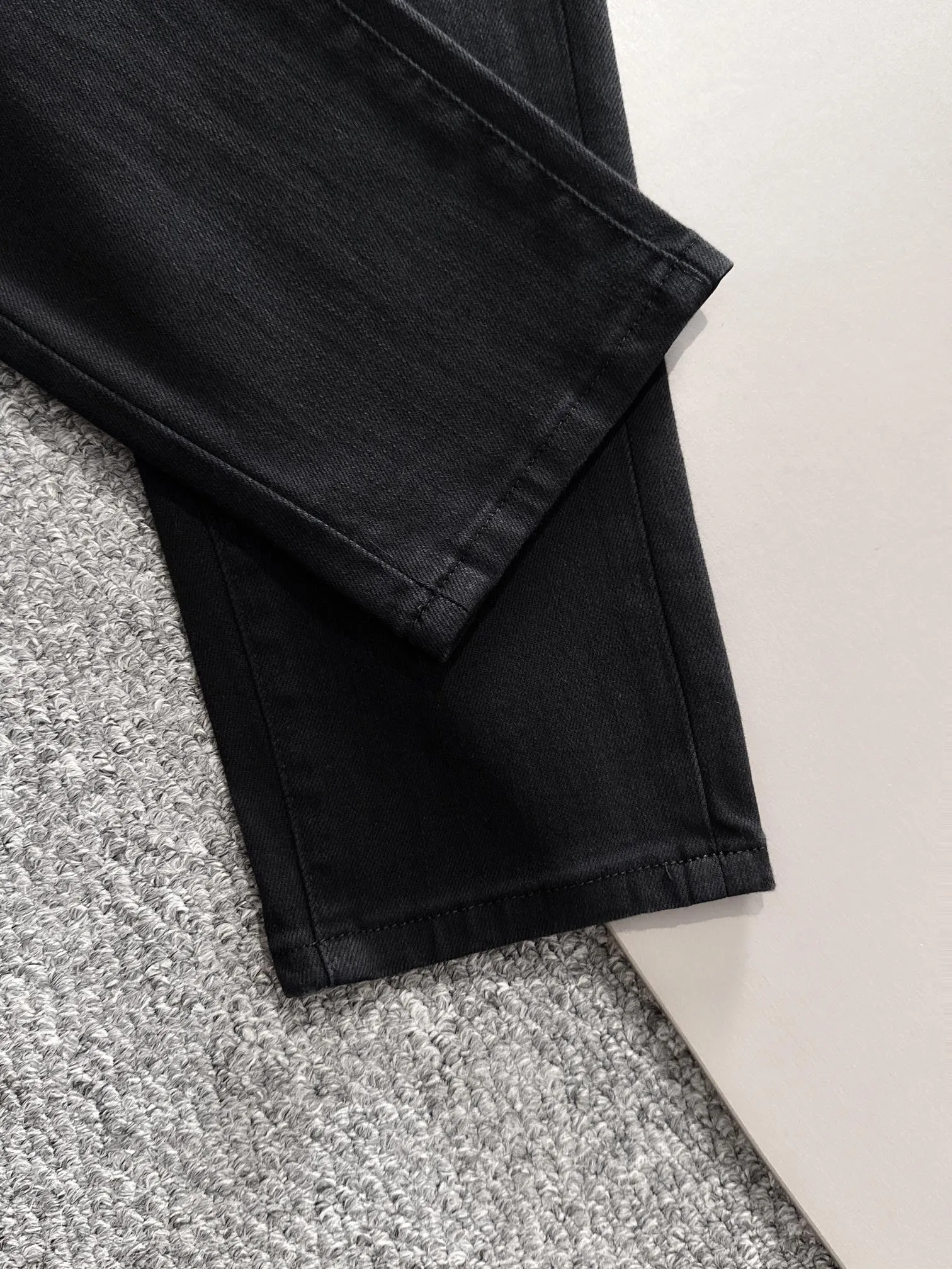 🅿️380 Dior 2025 four-season slim-fit jeans trousers are woven from imported Japanese Denim plain cotton denim fabrics. They are complete with three standards, simple yet elegant, soft, delicate and comfortable, and the upper body is versatile and fashionable! Light luxury, a must-have item for daily commuting! Code number: 28-38 (please state your height and weight when placing an order)