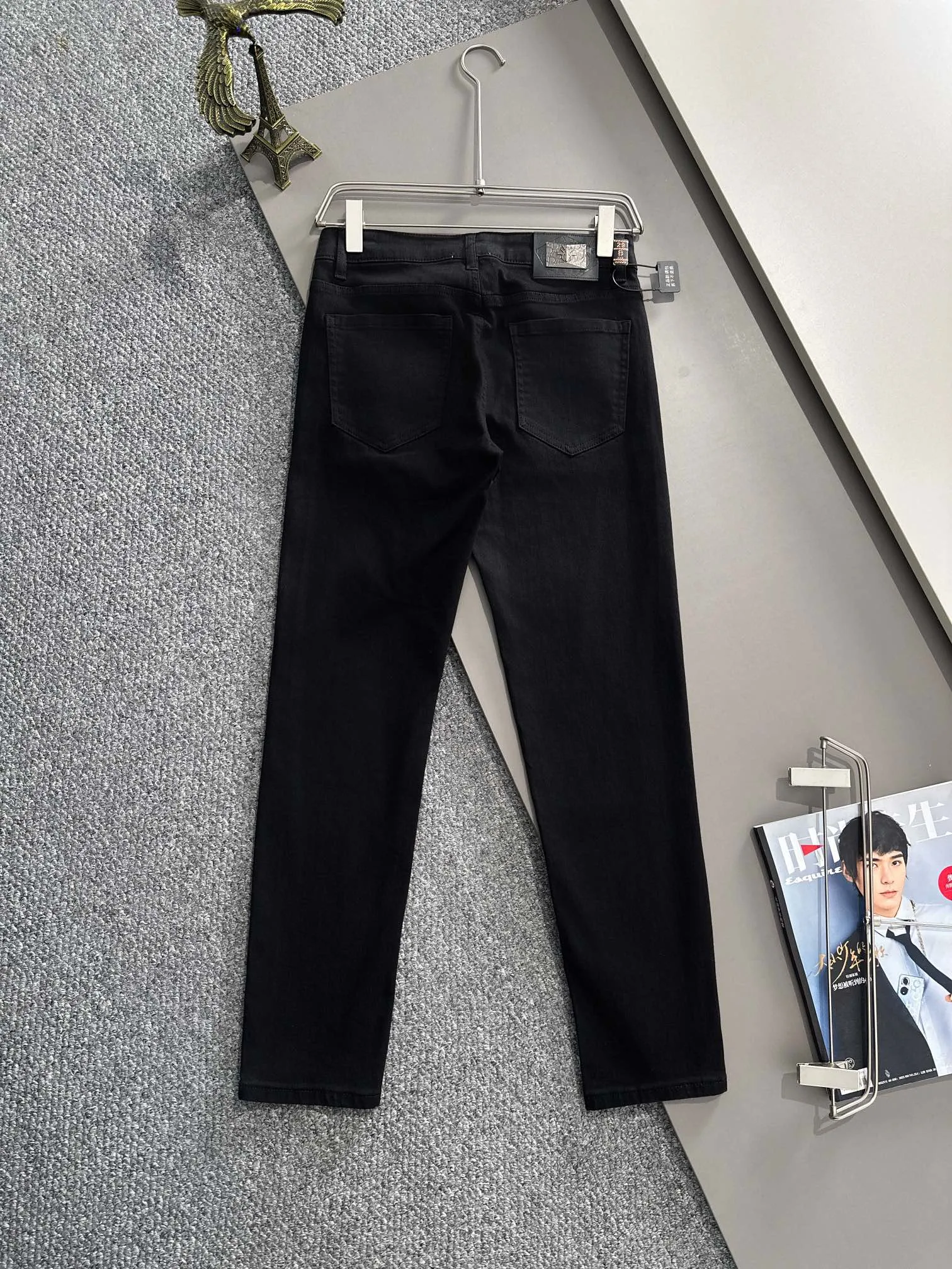 🅿️380 Dior 2025 four-season slim-fit jeans trousers are woven from imported Japanese Denim plain cotton denim fabrics. They are complete with three standards, simple yet elegant, soft, delicate and comfortable, and the upper body is versatile and fashionable! Light luxury, a must-have item for daily commuting! Code number: 28-38 (please state your height and weight when placing an order)