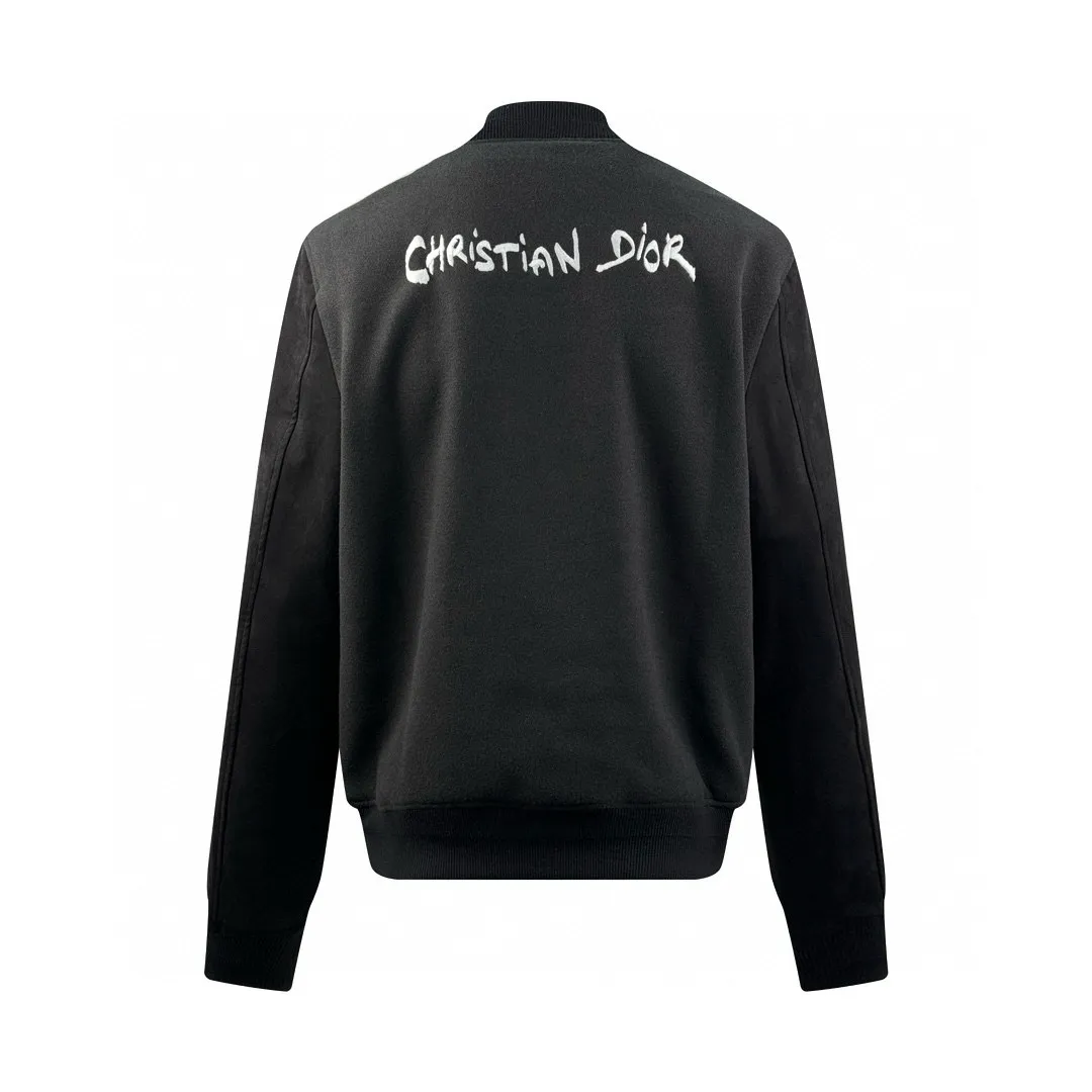 🅿️630 [Exclusive supply] CD Christian letter embroidered baseball jacket, originally purchased and developed for RMB 32,000. The fabric is made of customized velvet fabric, luxurious cowhide suede and Dior Logo rayon jacquard lining. It is smooth and delicate, comfortable and close to the skin. It is as smooth as silk. It is decorated with Christian Dior Tag embroidery. It is inspired by American college style. It is paired with tonal sheep leather sleeves to easily outline the graceful figure of the wearer. A double feast of fashion and quality, high-end temperament and elegance, defining extraordinary taste. Adopt imported machine embroidery technology, use advanced computer control system and precision mechanical components to achieve Christian Dior Tag embroidery work with high precision and smooth and delicate lines. Template machine bag opening The preset template guides the position, shape and size of the bag opening. The accuracy ensures the quality of the bag opening effect. The fabrics have been washed to give them a better feel and texture. They are not easy to deform, shrink or fade, and maintain their long-lasting beauty. Size:48-50-52-54
