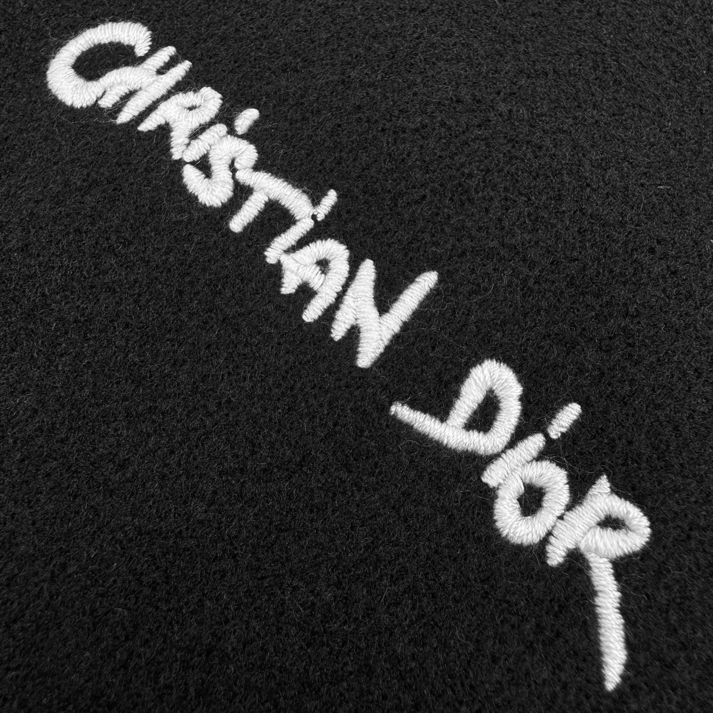 🅿️630 [Exclusive supply] CD Christian letter embroidered baseball jacket, originally purchased and developed for RMB 32,000. The fabric is made of customized velvet fabric, luxurious cowhide suede and Dior Logo rayon jacquard lining. It is smooth and delicate, comfortable and close to the skin. It is as smooth as silk. It is decorated with Christian Dior Tag embroidery. It is inspired by American college style. It is paired with tonal sheep leather sleeves to easily outline the graceful figure of the wearer. A double feast of fashion and quality, high-end temperament and elegance, defining extraordinary taste. Adopt imported machine embroidery technology, use advanced computer control system and precision mechanical components to achieve Christian Dior Tag embroidery work with high precision and smooth and delicate lines. Template machine bag opening The preset template guides the position, shape and size of the bag opening. The accuracy ensures the quality of the bag opening effect. The fabrics have been washed to give them a better feel and texture. They are not easy to deform, shrink or fade, and maintain their long-lasting beauty. Size:48-50-52-54