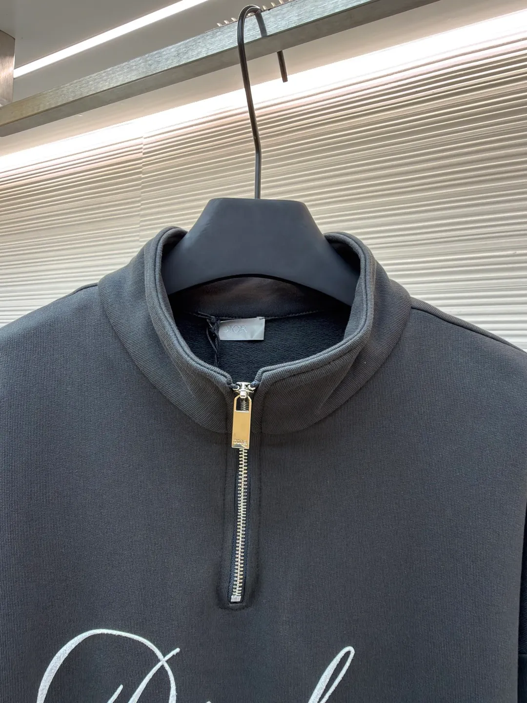 Dior flocked printed half-zip stand-up collar sweatshirt ●Original version: Purchased and developed for 15500 ●Item number: 1680911-A80 ●Material: combed cotton fabric ●Technology: flocked printing production ●Version: fitted version ●Weight: about 865 grams ●Size: S-M-L-XL ●Description: Pay tribute to the Dior heritage with the Dior love logo inspired by the Dior archives. Crafted from black cotton fleece, it features a flocked Dior Love print on the chest. Casual fit, can be matched with all kinds of casual clothing. The overall wiring is straight and delicate, the fabric is comfortable and soft, and the color is consistent without color difference. It can be matched with the same style to create a fashionable look and control various occasions. Customized accessories, complete with three standards, same style for men and women!