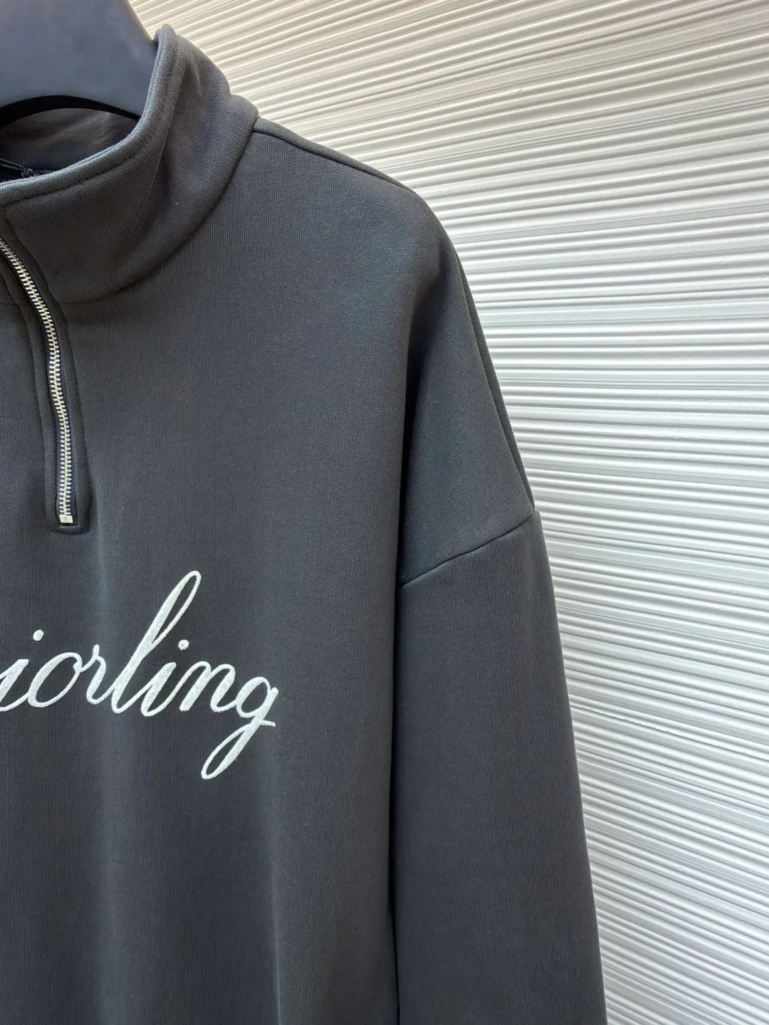 Dior flocked printed half-zip stand-up collar sweatshirt ●Original version: Purchased and developed for 15500 ●Item number: 1680911-A80 ●Material: combed cotton fabric ●Technology: flocked printing production ●Version: fitted version ●Weight: about 865 grams ●Size: S-M-L-XL ●Description: Pay tribute to the Dior heritage with the Dior love logo inspired by the Dior archives. Crafted from black cotton fleece, it features a flocked Dior Love print on the chest. Casual fit, can be matched with all kinds of casual clothing. The overall wiring is straight and delicate, the fabric is comfortable and soft, and the color is consistent without color difference. It can be matched with the same style to create a fashionable look and control various occasions. Customized accessories, complete with three standards, same style for men and women!