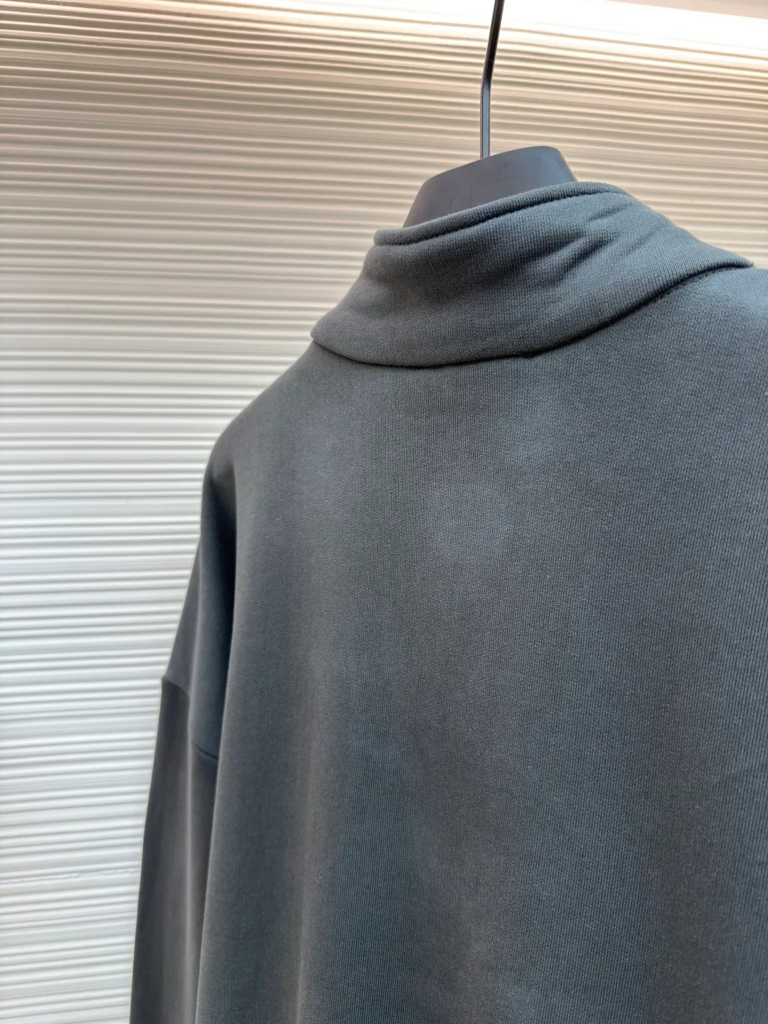Dior flocked printed half-zip stand-up collar sweatshirt ●Original version: Purchased and developed for 15500 ●Item number: 1680911-A80 ●Material: combed cotton fabric ●Technology: flocked printing production ●Version: fitted version ●Weight: about 865 grams ●Size: S-M-L-XL ●Description: Pay tribute to the Dior heritage with the Dior love logo inspired by the Dior archives. Crafted from black cotton fleece, it features a flocked Dior Love print on the chest. Casual fit, can be matched with all kinds of casual clothing. The overall wiring is straight and delicate, the fabric is comfortable and soft, and the color is consistent without color difference. It can be matched with the same style to create a fashionable look and control various occasions. Customized accessories, complete with three standards, same style for men and women!